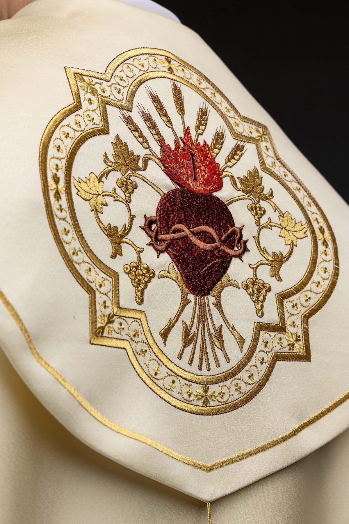 Capa de asperges litúrgica, close-up do bordado do Sagrado Coração de Jesus