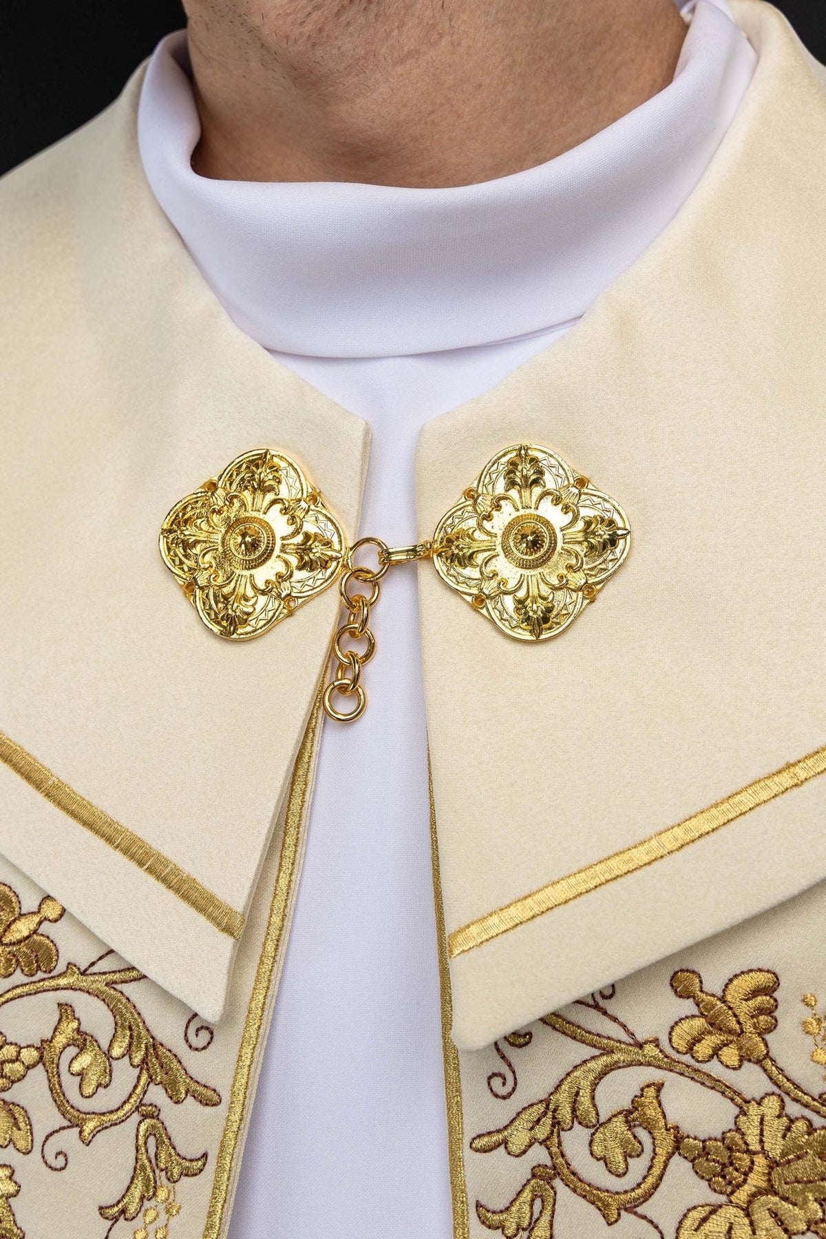 Capa de asperges litúrgica, detalhe frontal do fecho dourado e da gola
