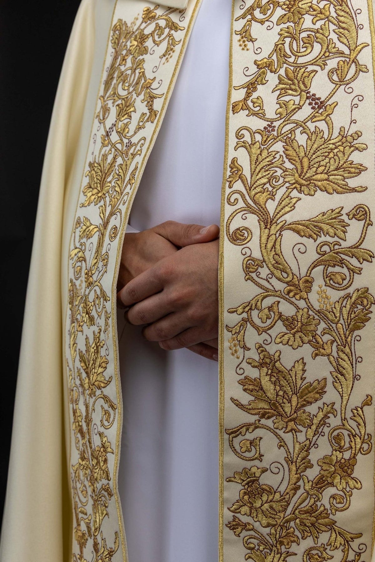 Capa de asperges litúrgica, close-up do bordado floral dourado frontal
