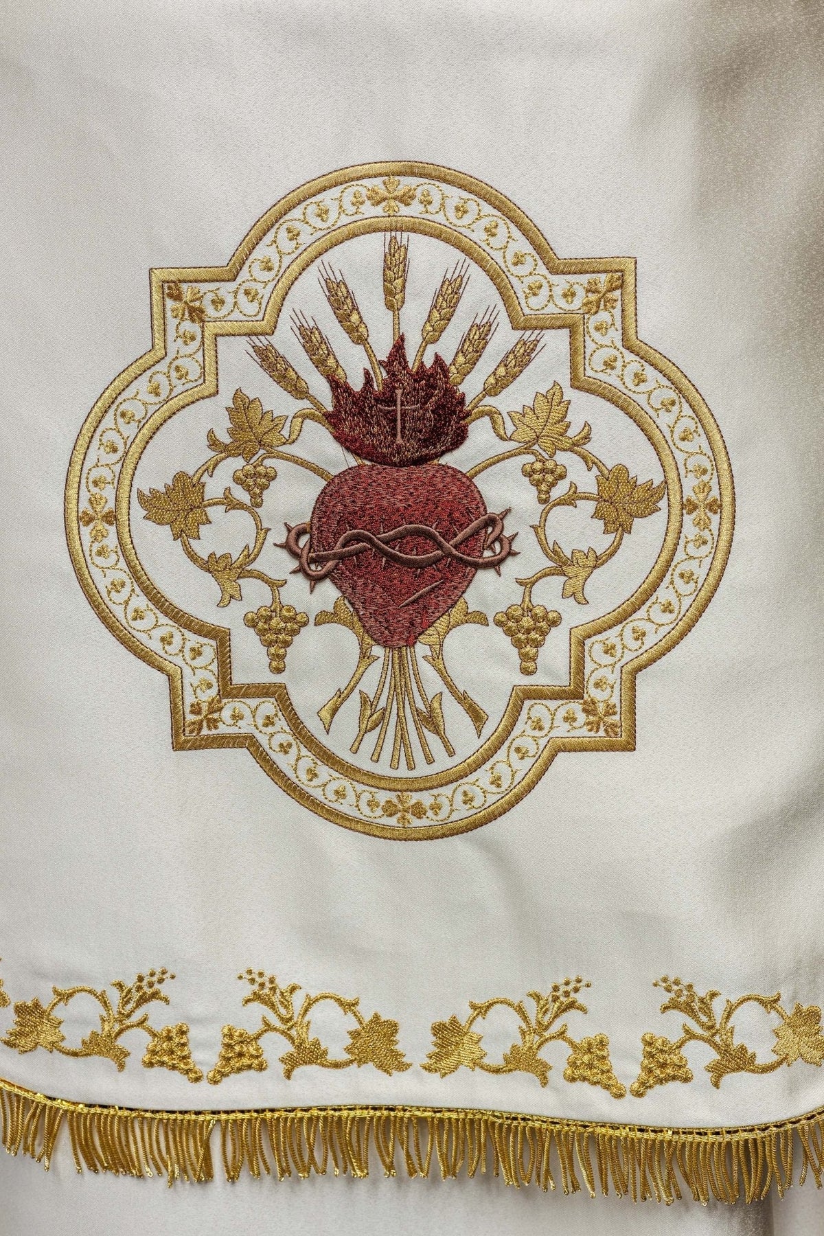 Capa de asperges romana creme, close-up do Sagrado Coração e franja dourada