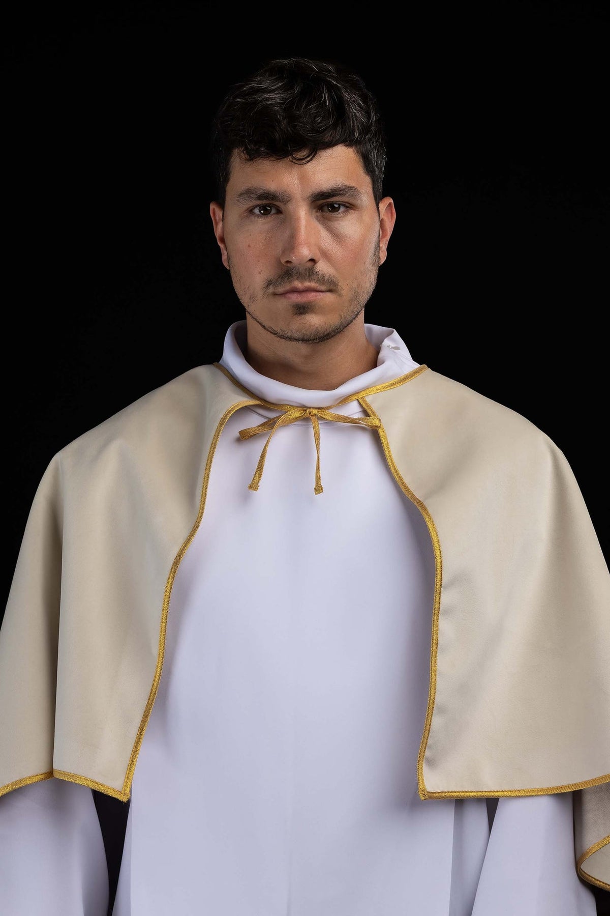 Capa para coroinha de veludo marfim ecru com amarração, vista frontal com viés dourado