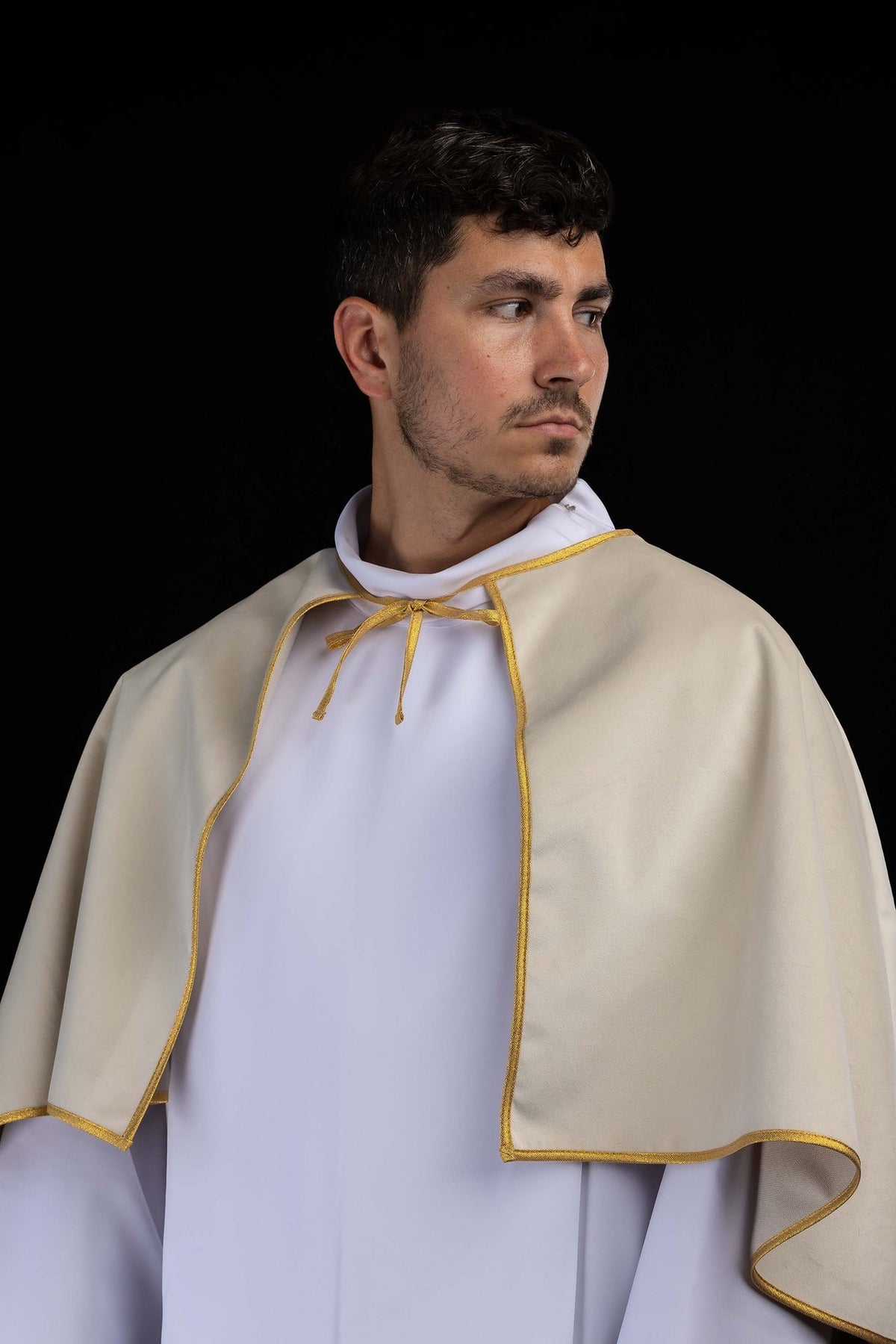 Capa de coroinha marfim ecru vista frontal lateral com viés dourado