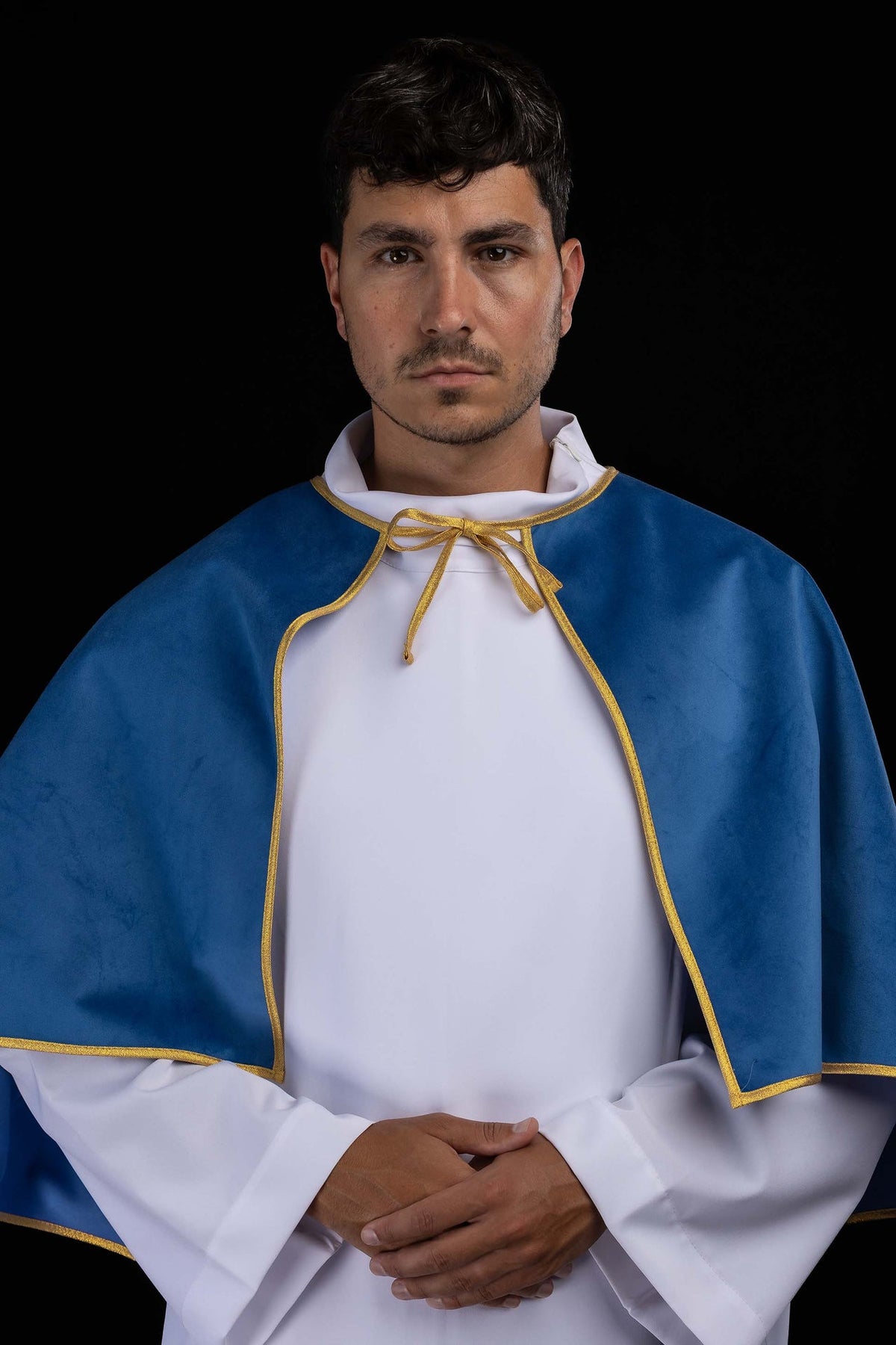 Capa para coroinha de veludo azul com amarração, vista frontal com viés dourado