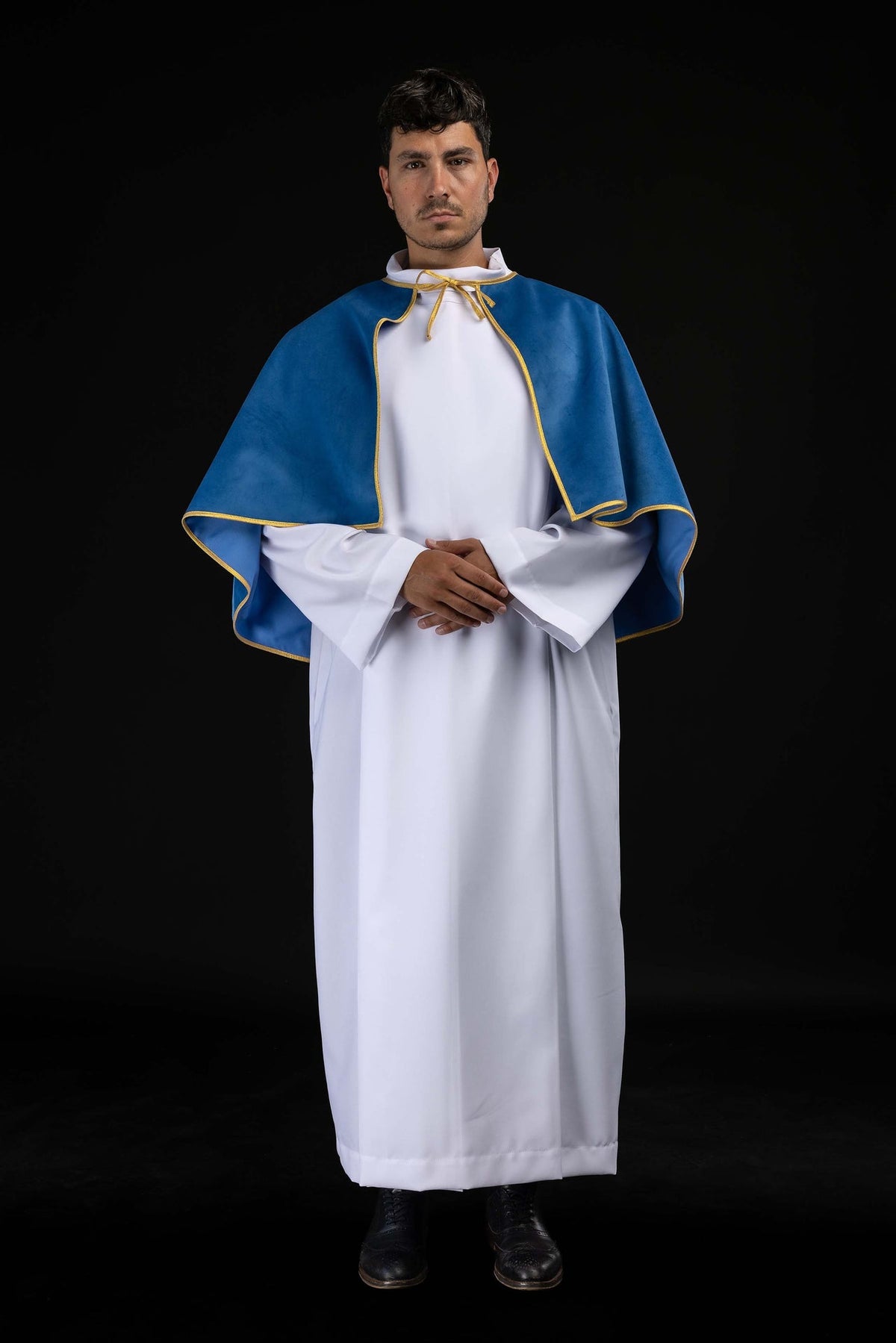 Capa de coroinha azul vista de frente, com corte aberto e acabamento dourado