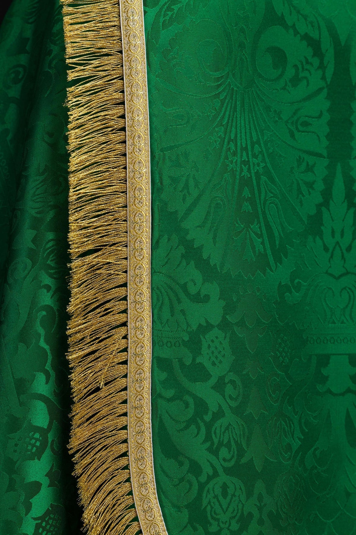 Capa de asperges verde em close-up da franja dourada e do acabamento lateral