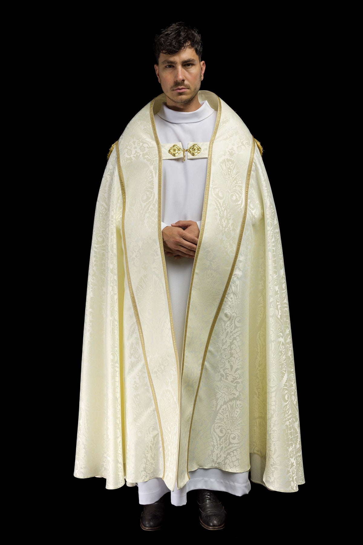 Capa de asperges romana lisa em jacquard creme, vista frontal vestida, com motivos florais e acabamento dourado