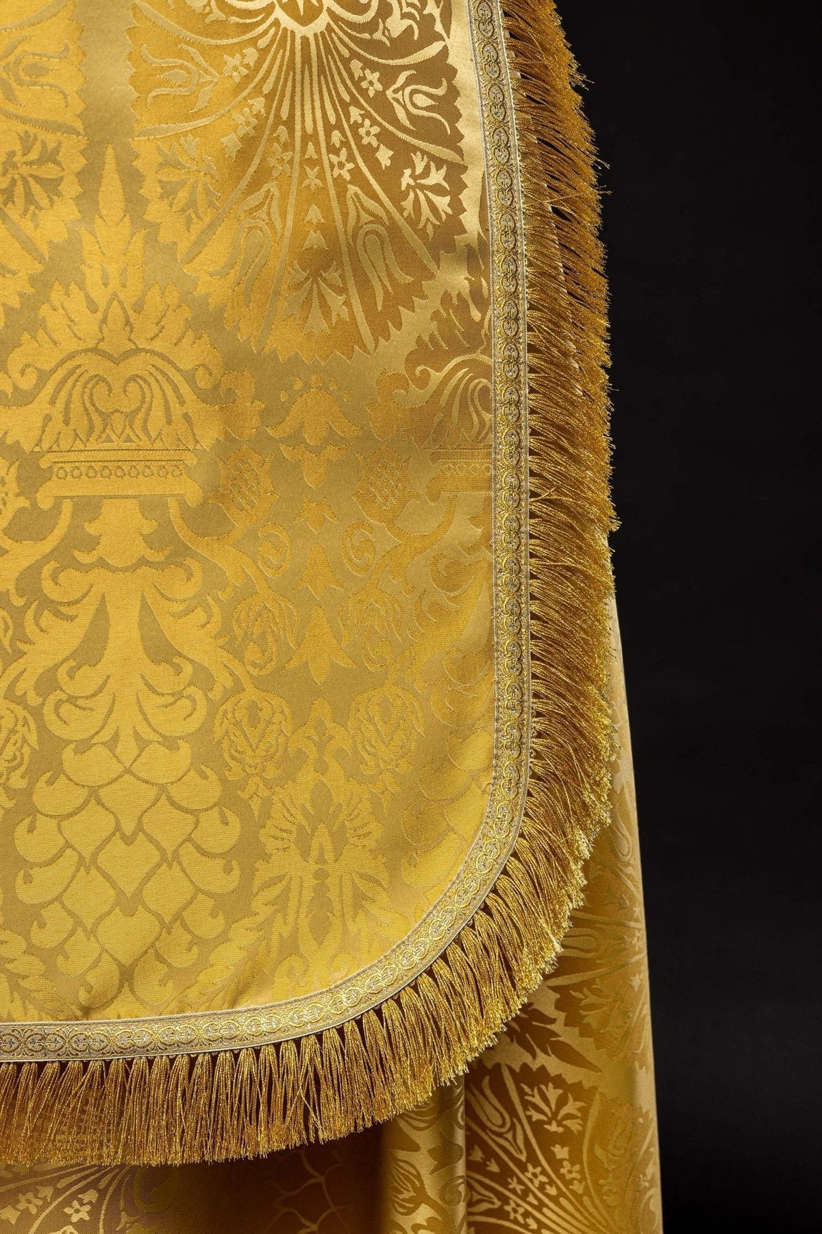Capa de asperges romana lisa em jacquard dourado com galão e franjas douradas