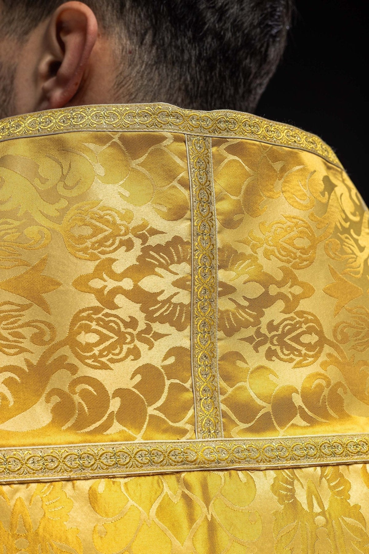 Capa de asperges dourada, detalhe posterior do galão e do jacquard