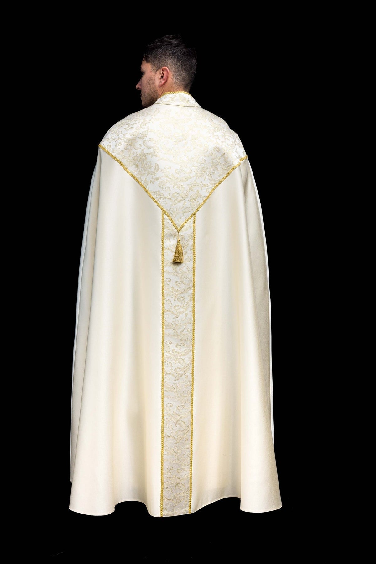 Capa de asperges creme, vista traseira com pala jacquard e borla dourada