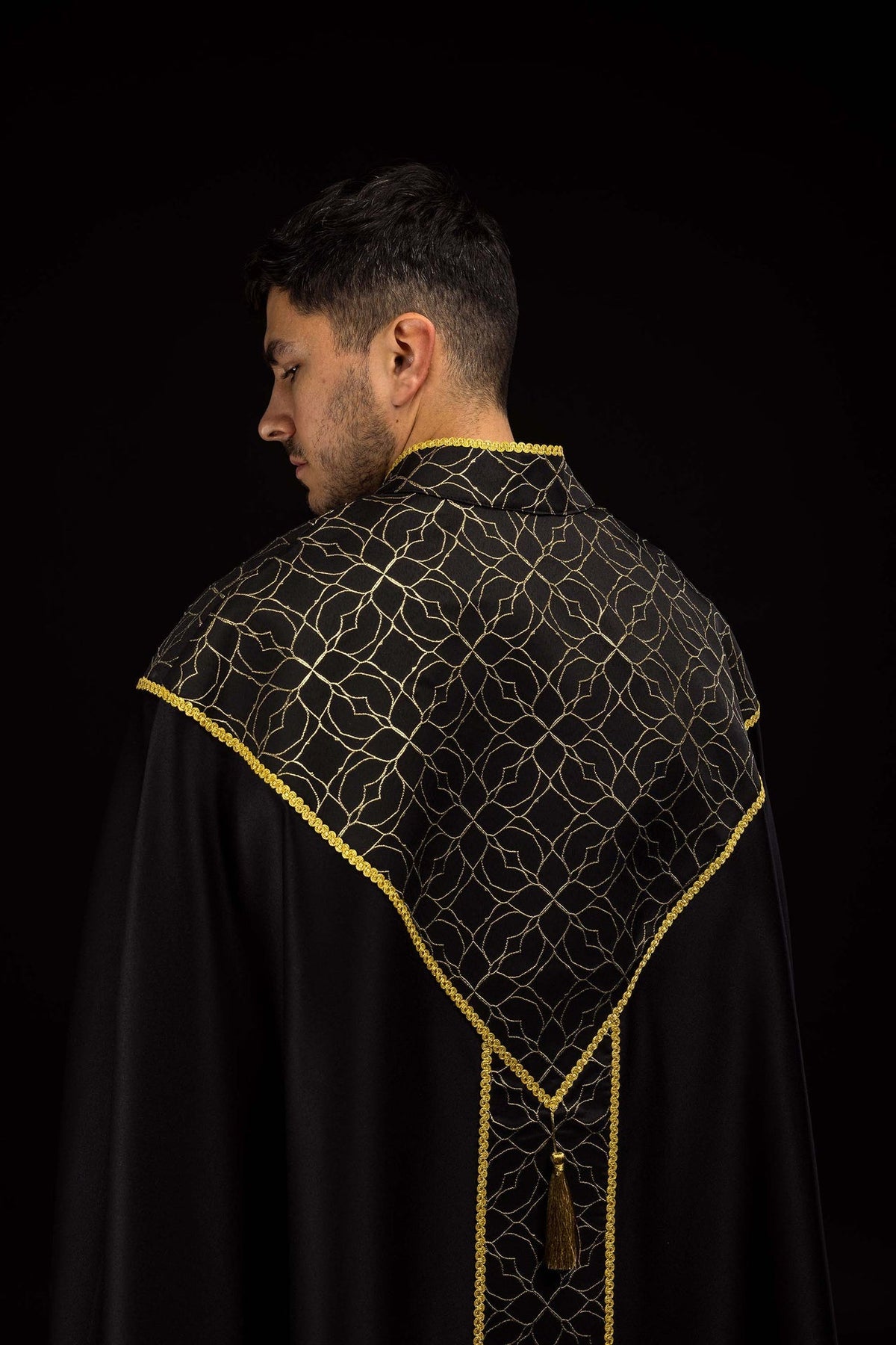Capa de asperges preta, vista traseira com tecido jacquard dourado, faixa central e borla