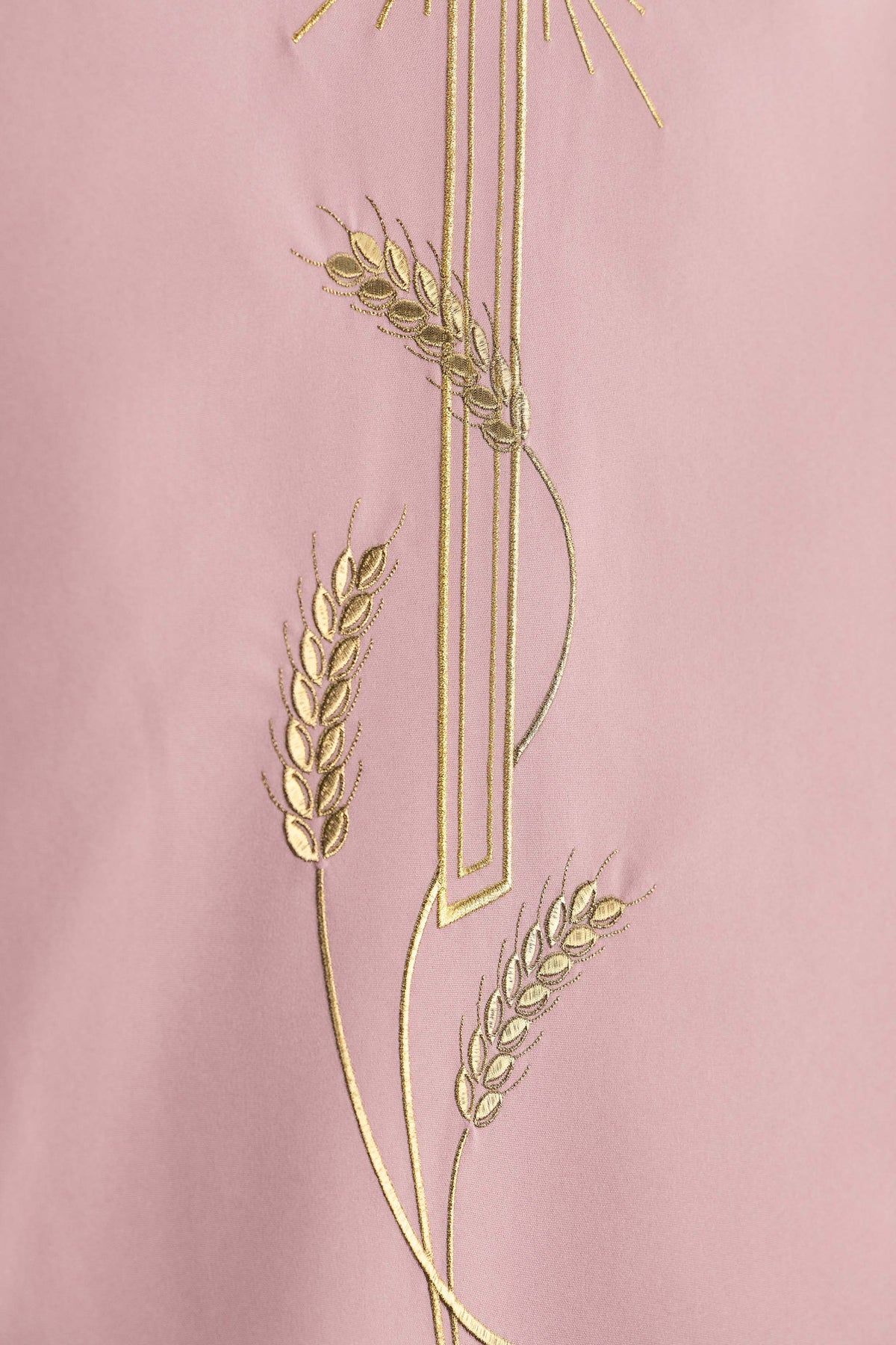 Pano de ambão rosa, detalhe da cruz e espigas bordadas em dourado