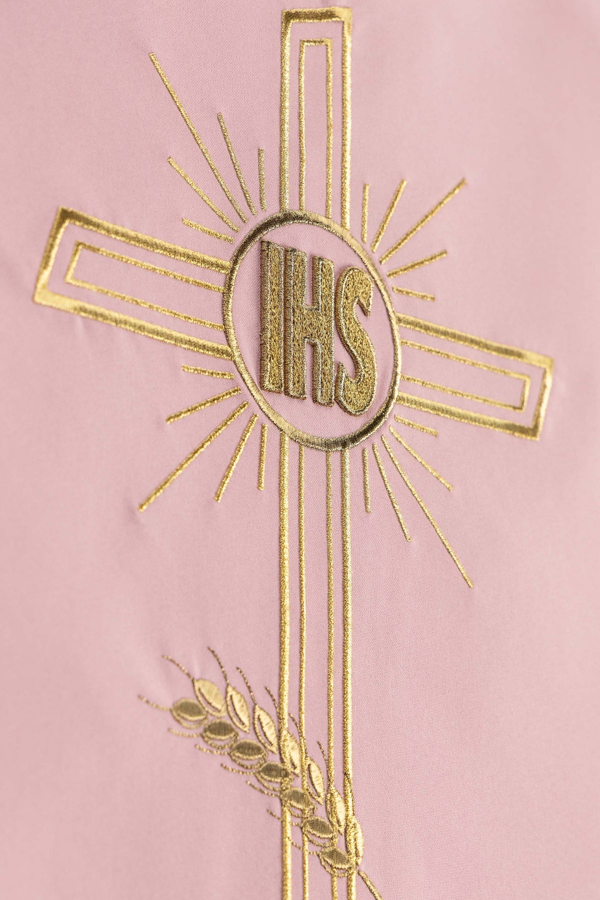 Pano de ambão rosa, close-up da cruz com monograma IHS e raios dourados