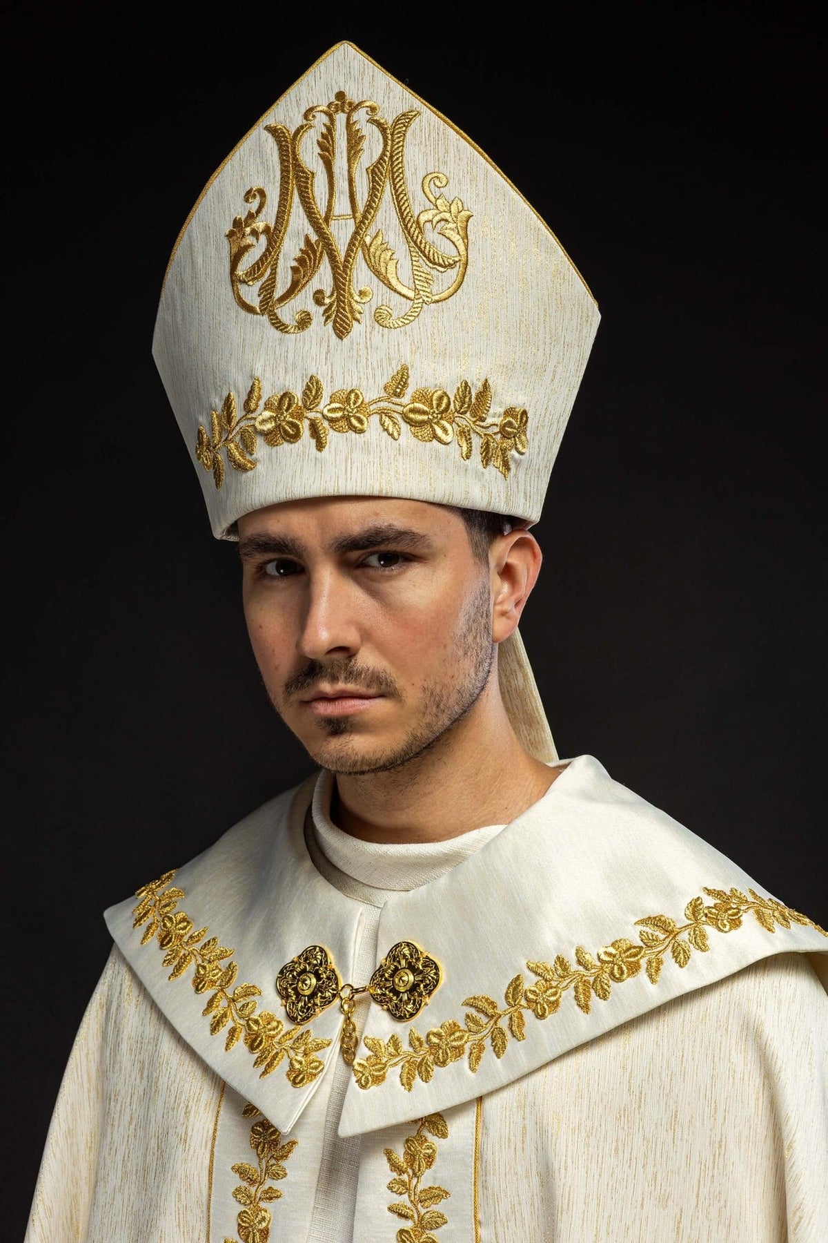 Mitra litúrgica ricamente bordada com motivo mariano, vista frontal em marfim ecru e dourado