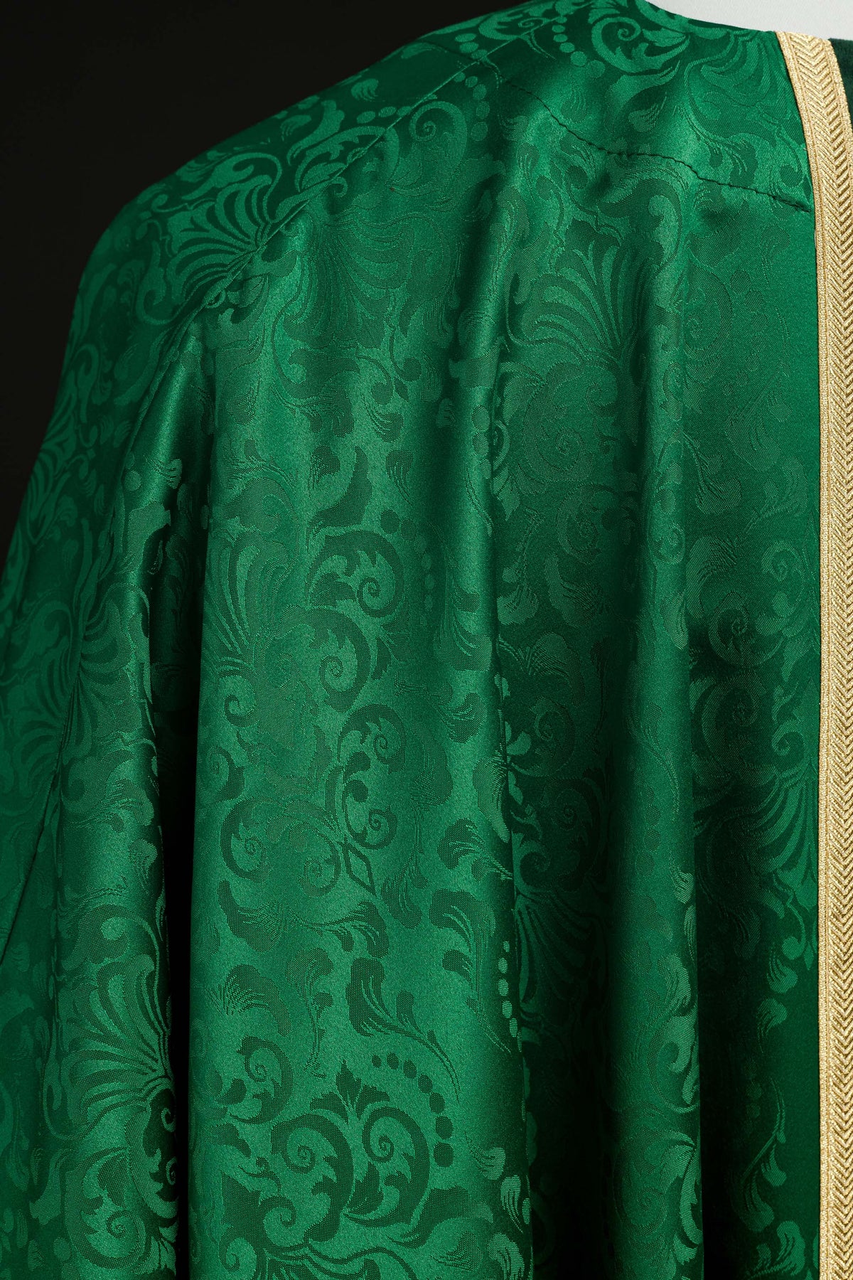 Casula verde em close-up lateral, mostrando o padrão floral do tecido jacquard