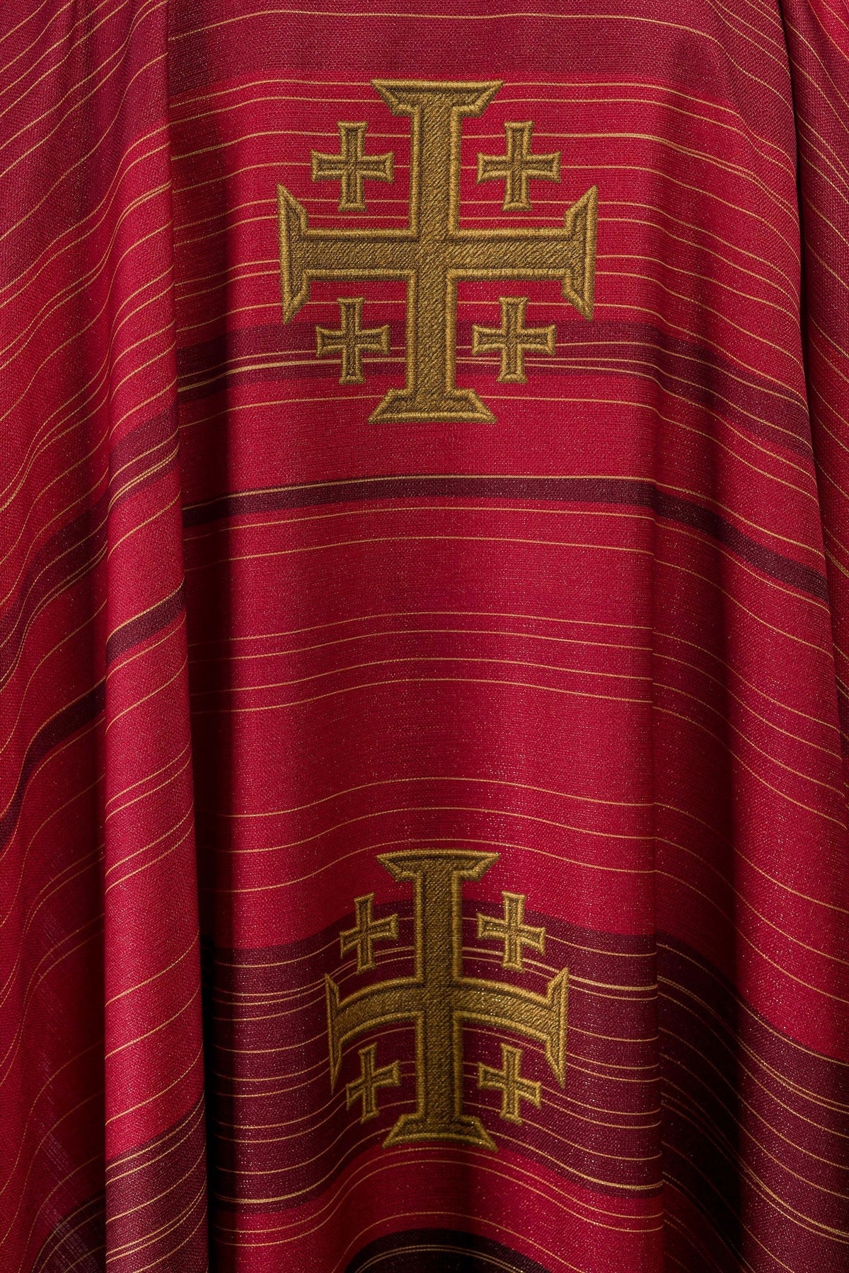Casula vermelha, close-up da Cruz de Jerusalém dourada estampada