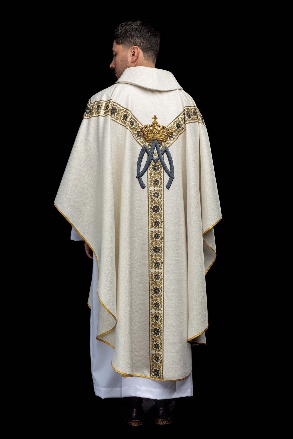 Casula estampada com a imagem de Nossa Senhora de Lourdes, vista posterior, com símbolo mariano e galão floral