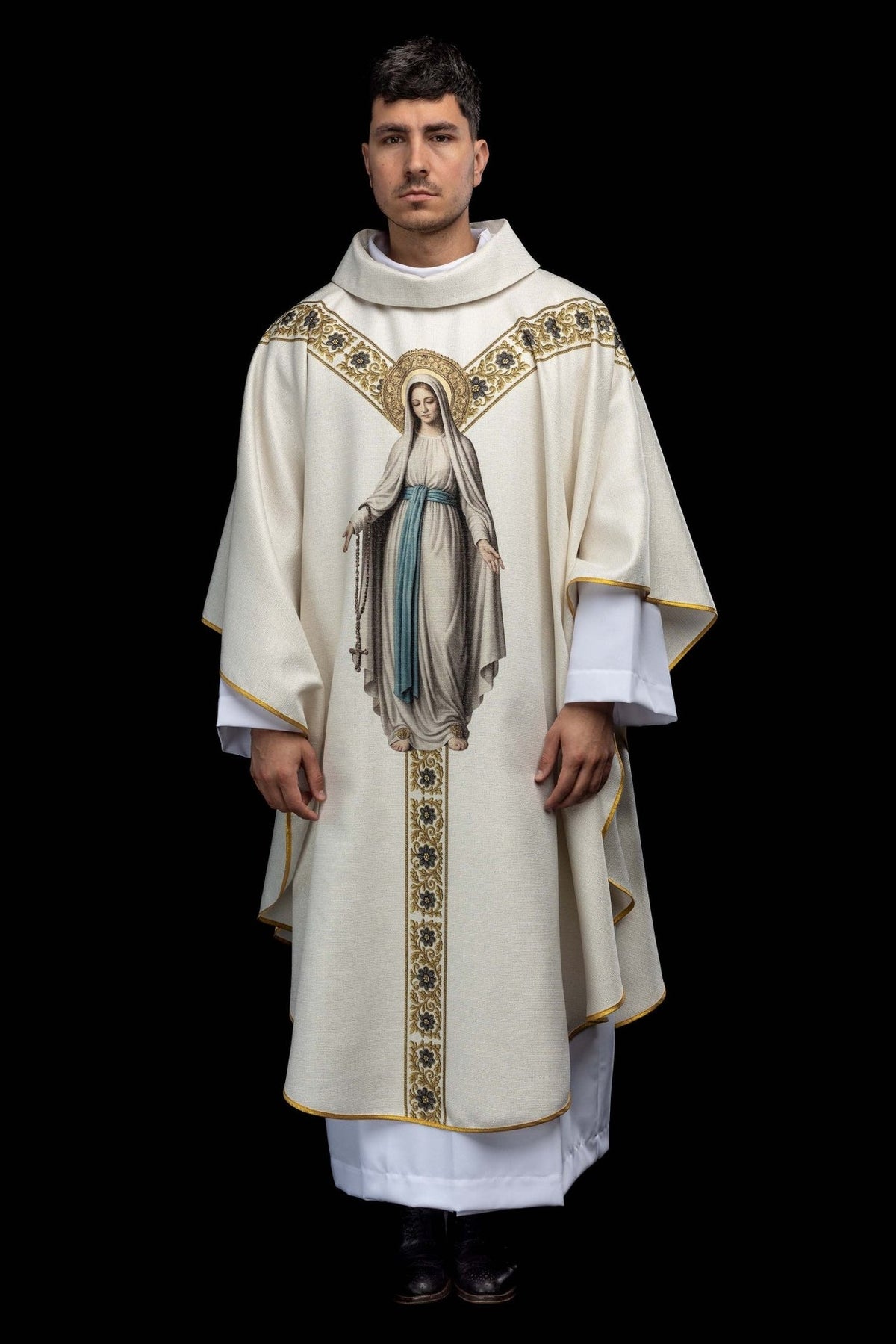 Casula estampada com a imagem de Nossa Senhora de Lourdes, vista frontal com imagem mariana e galão floral