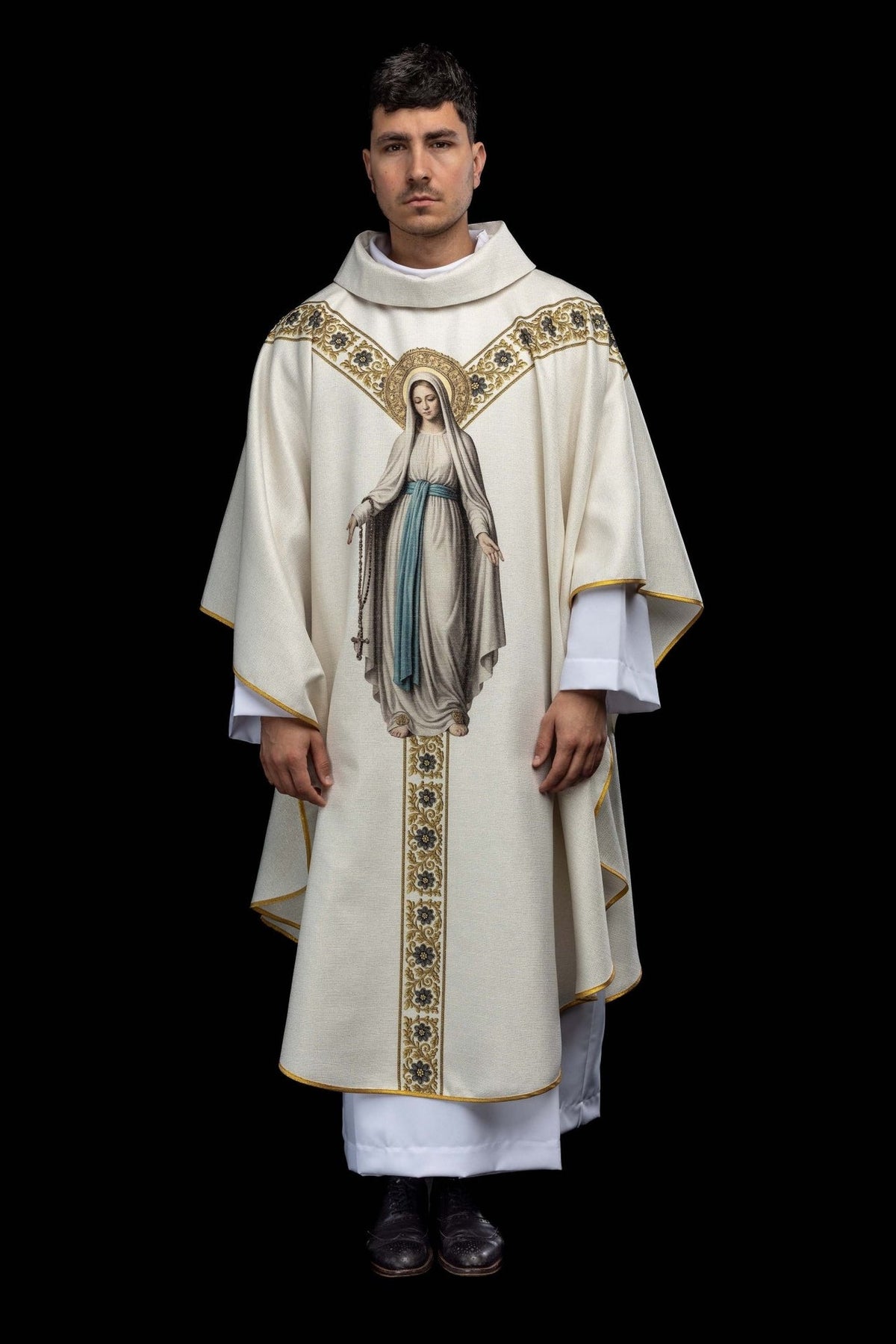 Casula mariana vista frontal com imagem de Nossa Senhora e galão floral dourado