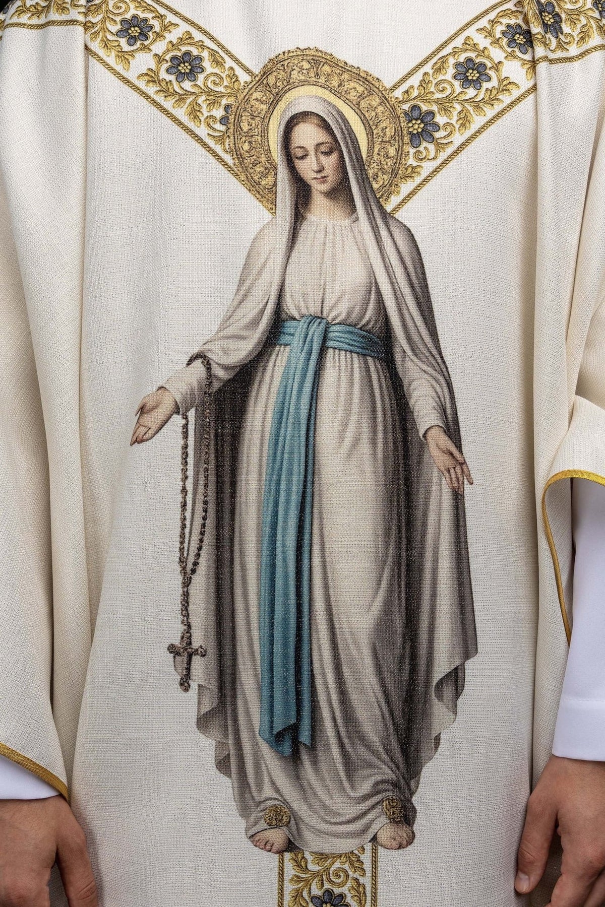 Casula mariana em close-up com imagem de Nossa Senhora de Lourdes e rosário