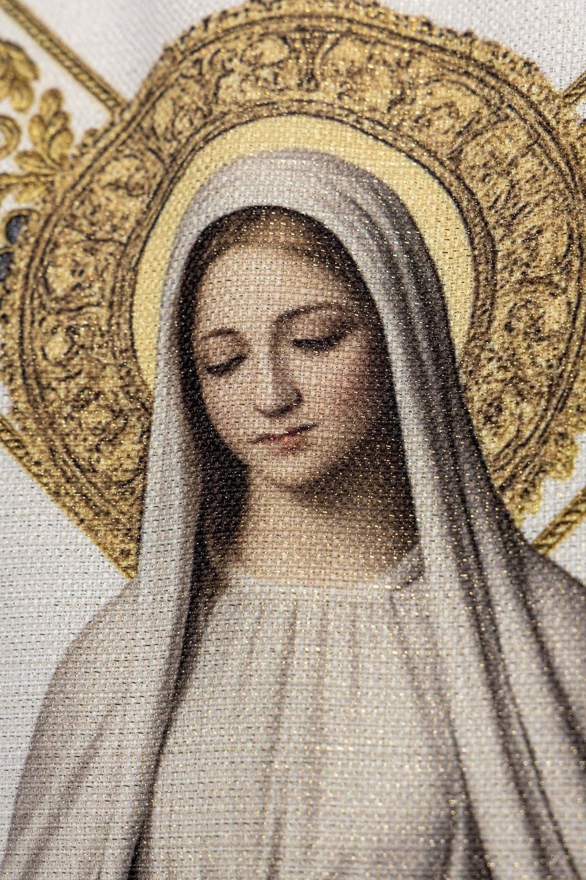 Casula mariana em detalhe da imagem de Nossa Senhora de Lourdes