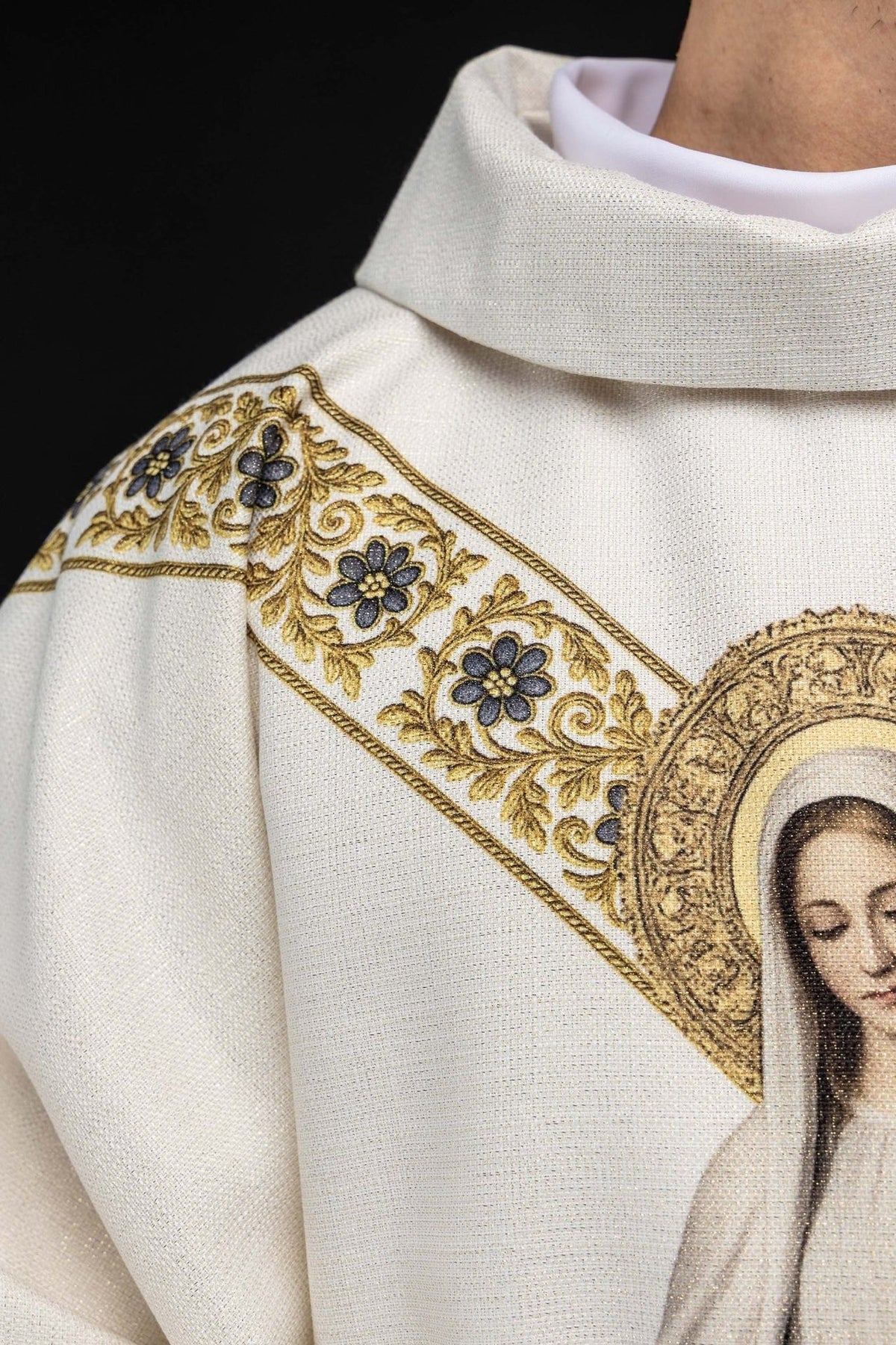 Casula mariana em detalhe do galão floral azul e dourado