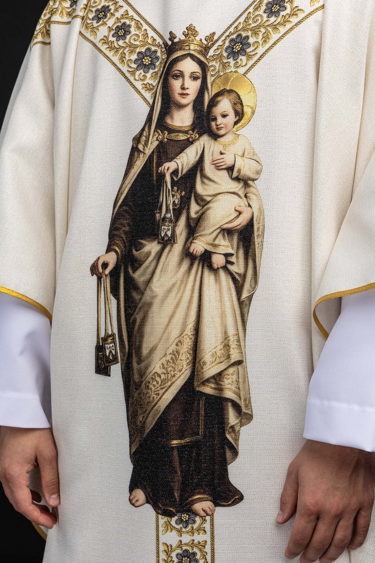 Casula mariana, close-up da imagem de Nossa Senhora do Carmo