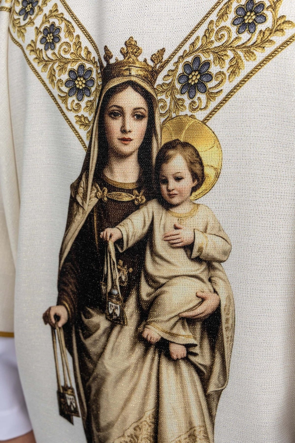 Casula mariana, detalhe da estampa de Nossa Senhora com o Menino Jesus