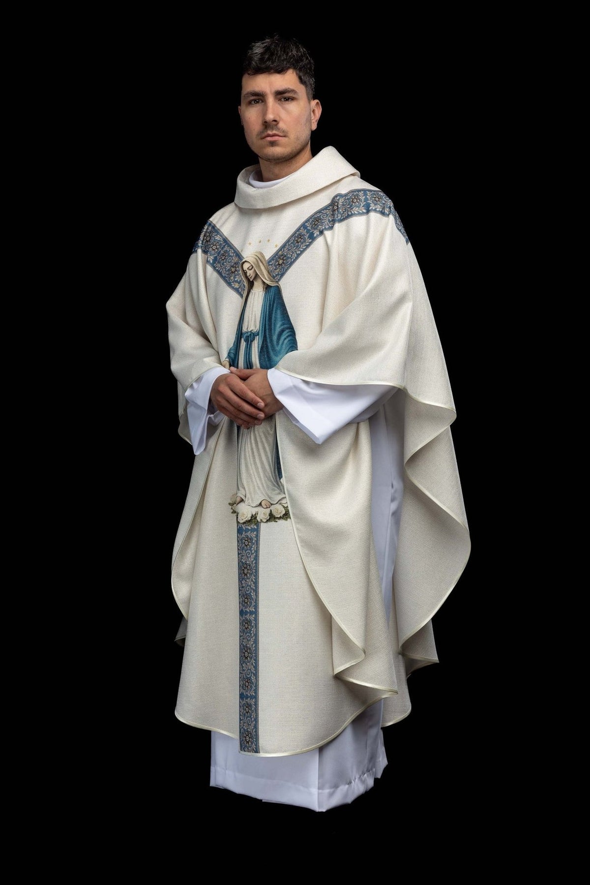 Casula mariana marfim ecru, vista frontal em ângulo com imagem de Nossa Senhora