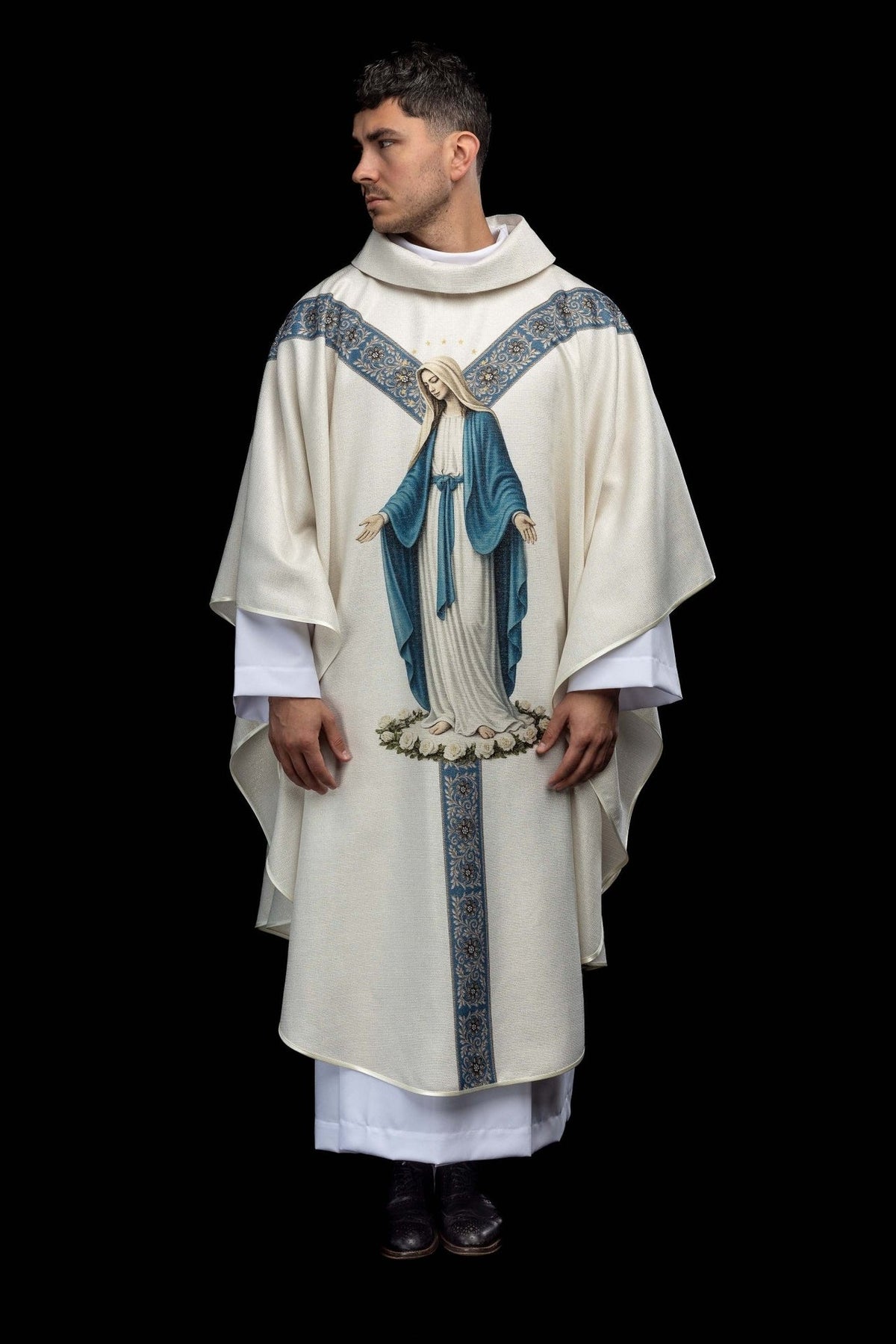 Casula mariana marfim ecru, vista frontal completa com galão azul e imagem de Nossa Senhora