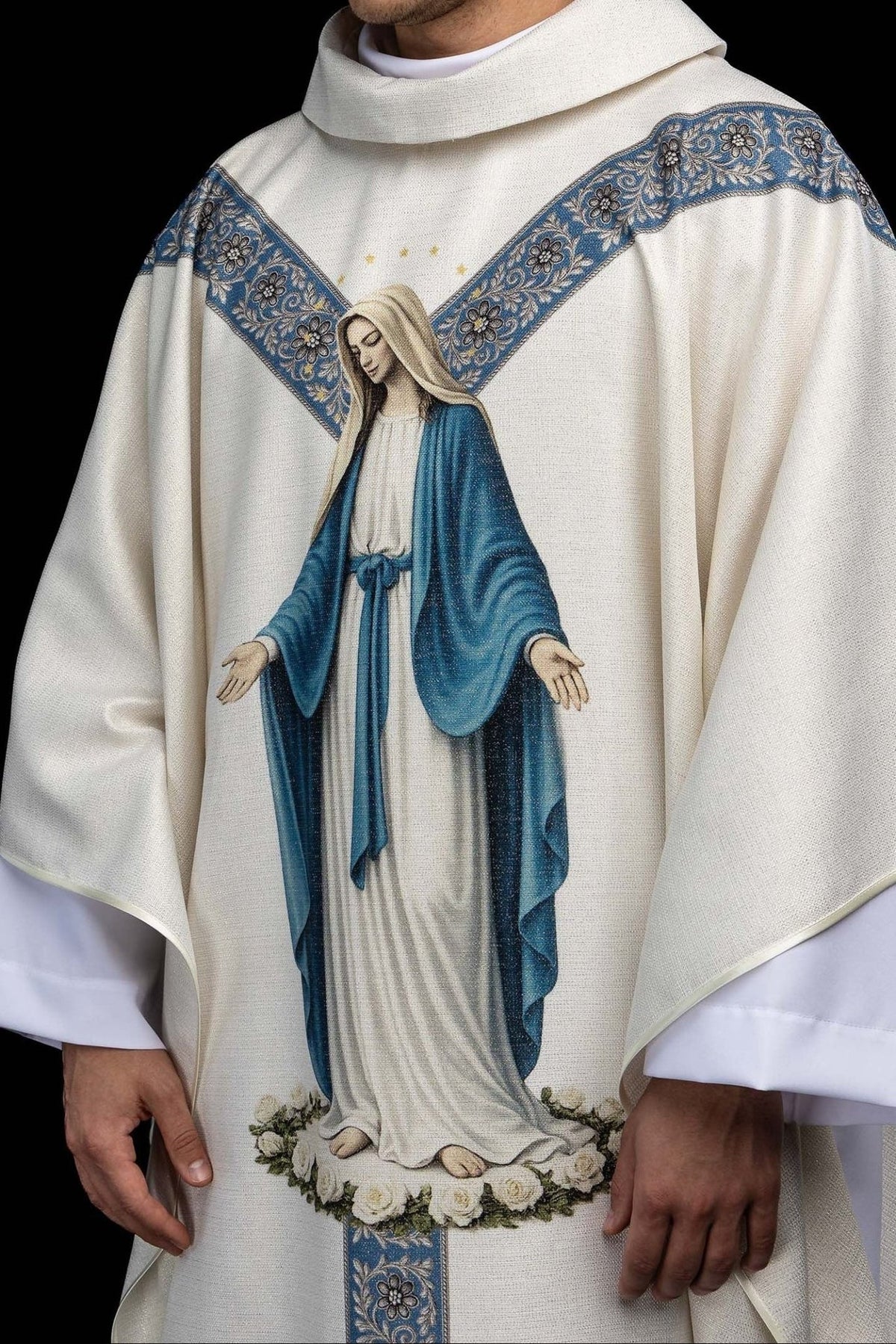 Casula mariana, close-up frontal da imagem de Nossa Senhora e das flores