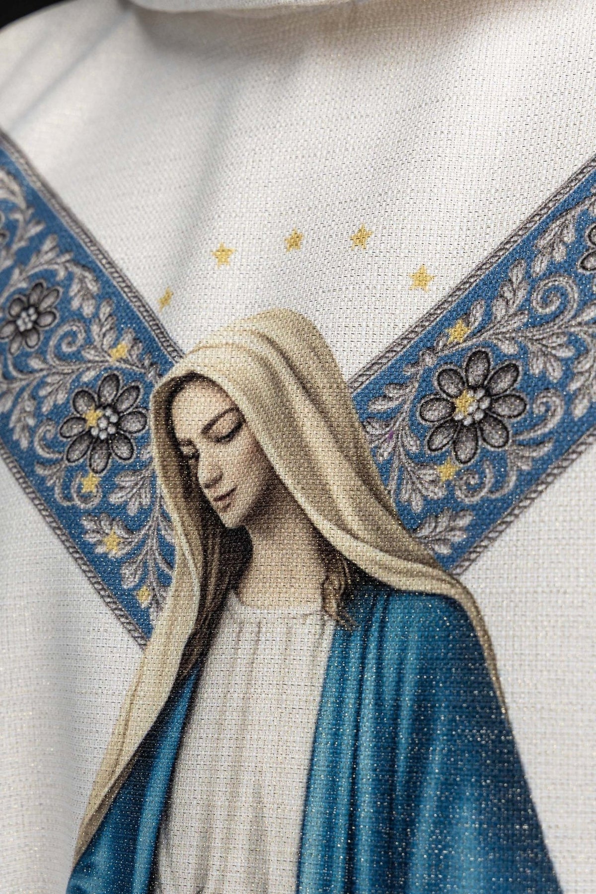 Casula mariana marfim ecru, close-up da imagem de Nossa Senhora e estrelas douradas