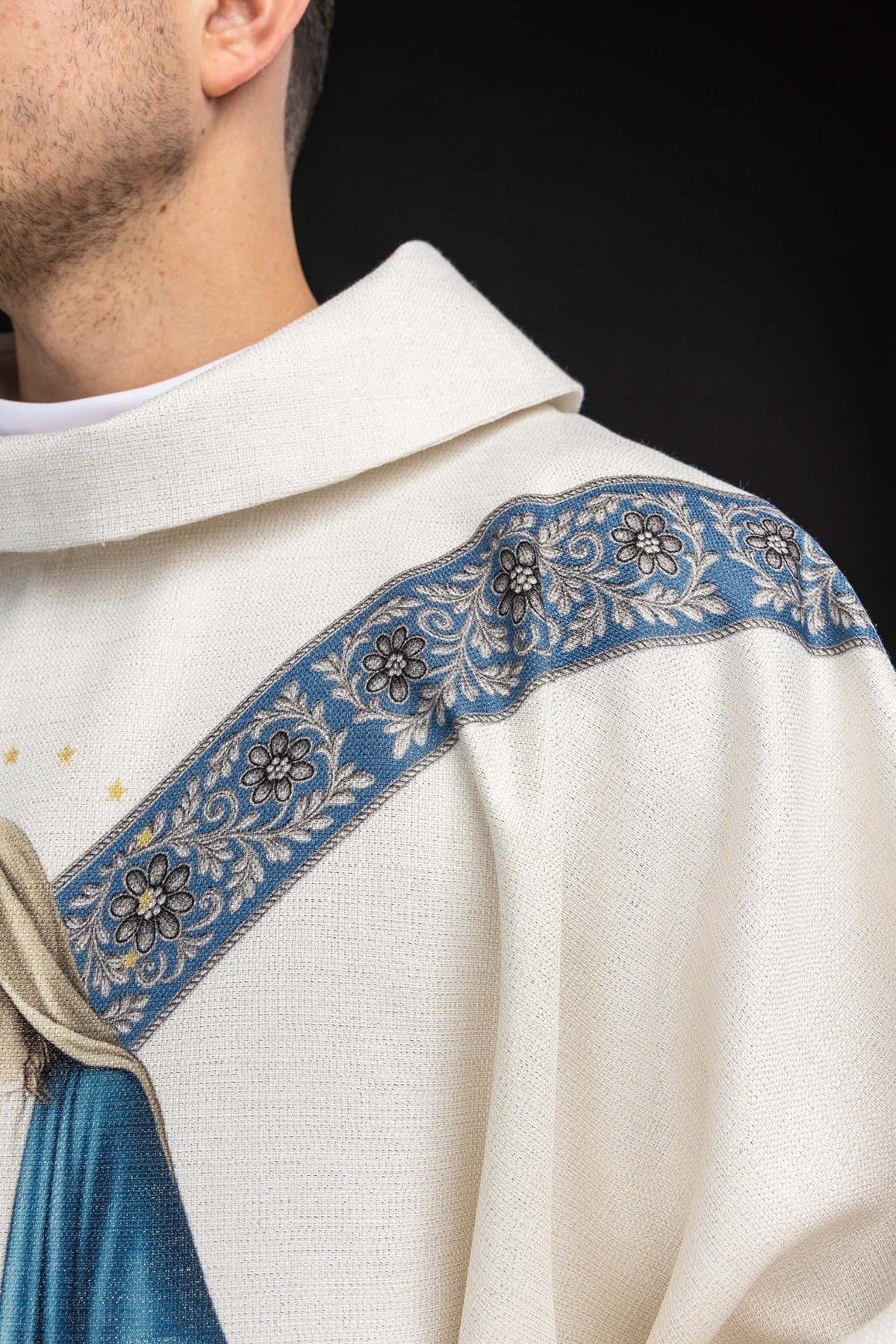 Casula mariana, detalhe lateral do tecido marfim ecru e galão azul
