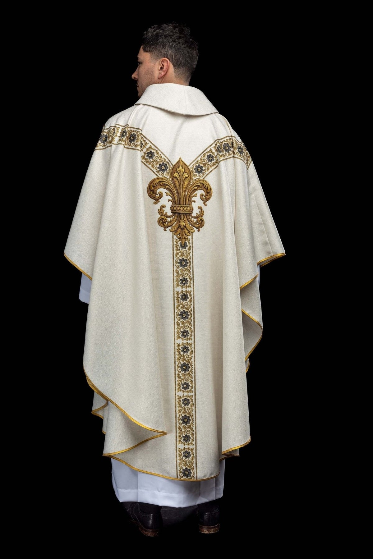 Casula estampada com a imagem de Nossa Senhora da Imaculada Conceição, vista posterior, marfim ecru com galão floral e cruz
