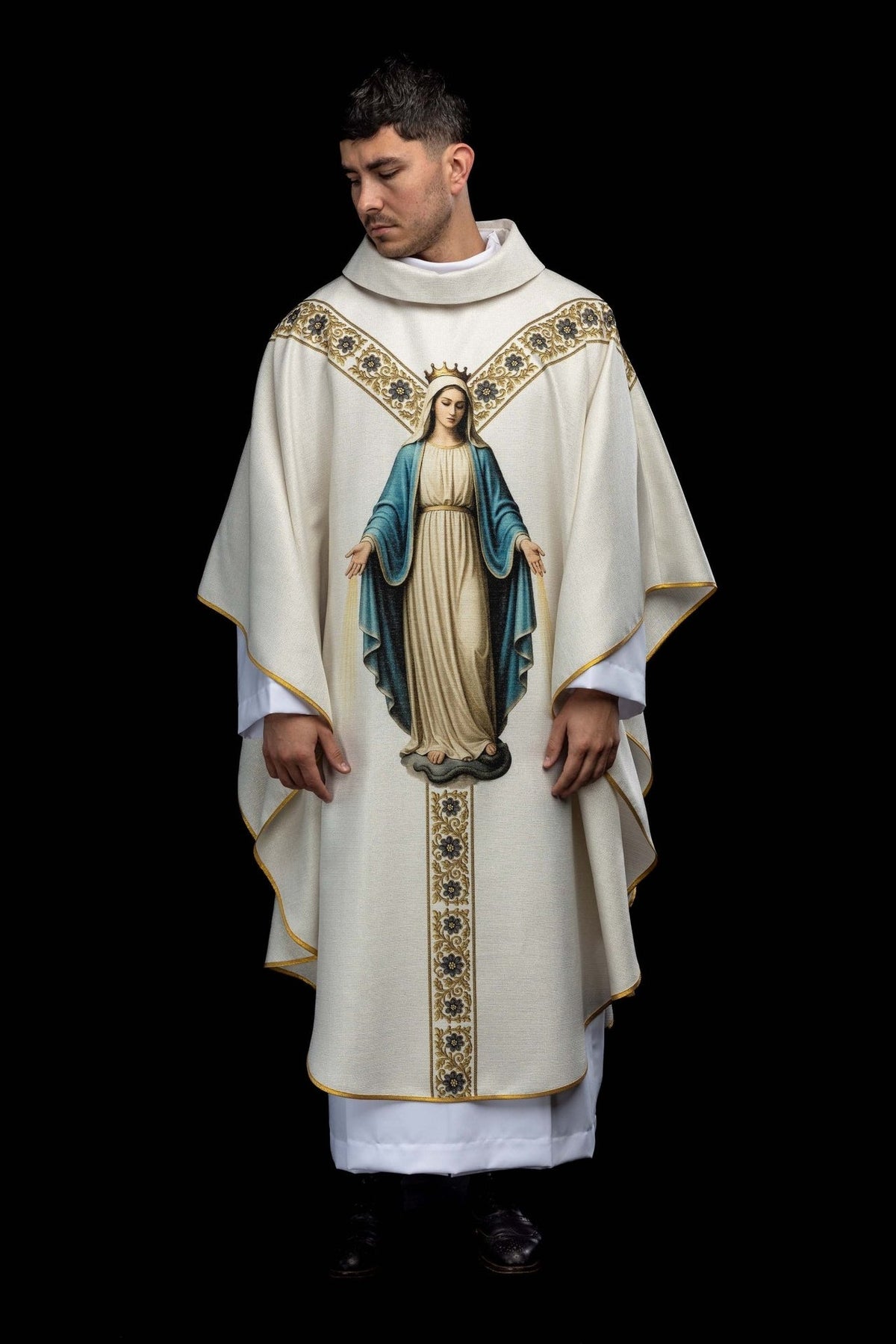 Casula marfim ecru vista de frente, com imagem de Nossa Senhora e galão floral