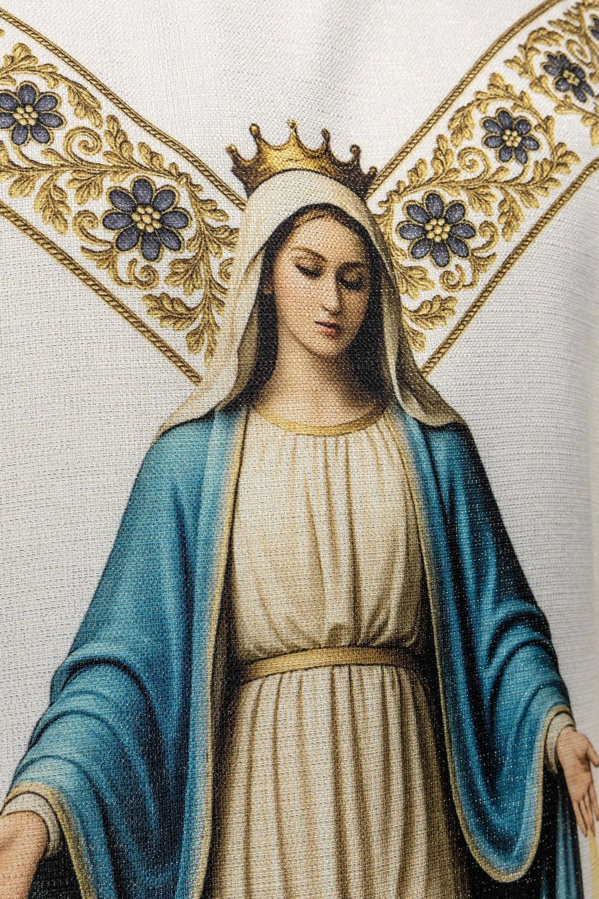 Casula vista de perto com imagem de Nossa Senhora coroada e manto azul claro