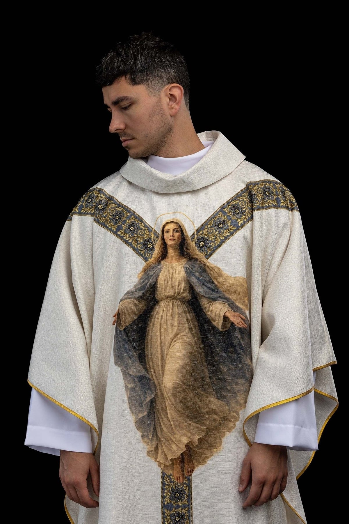Casula estampada com a imagem de Nossa Senhora da Assunção, vista frontal, marfim ecru com galão azul e dourado