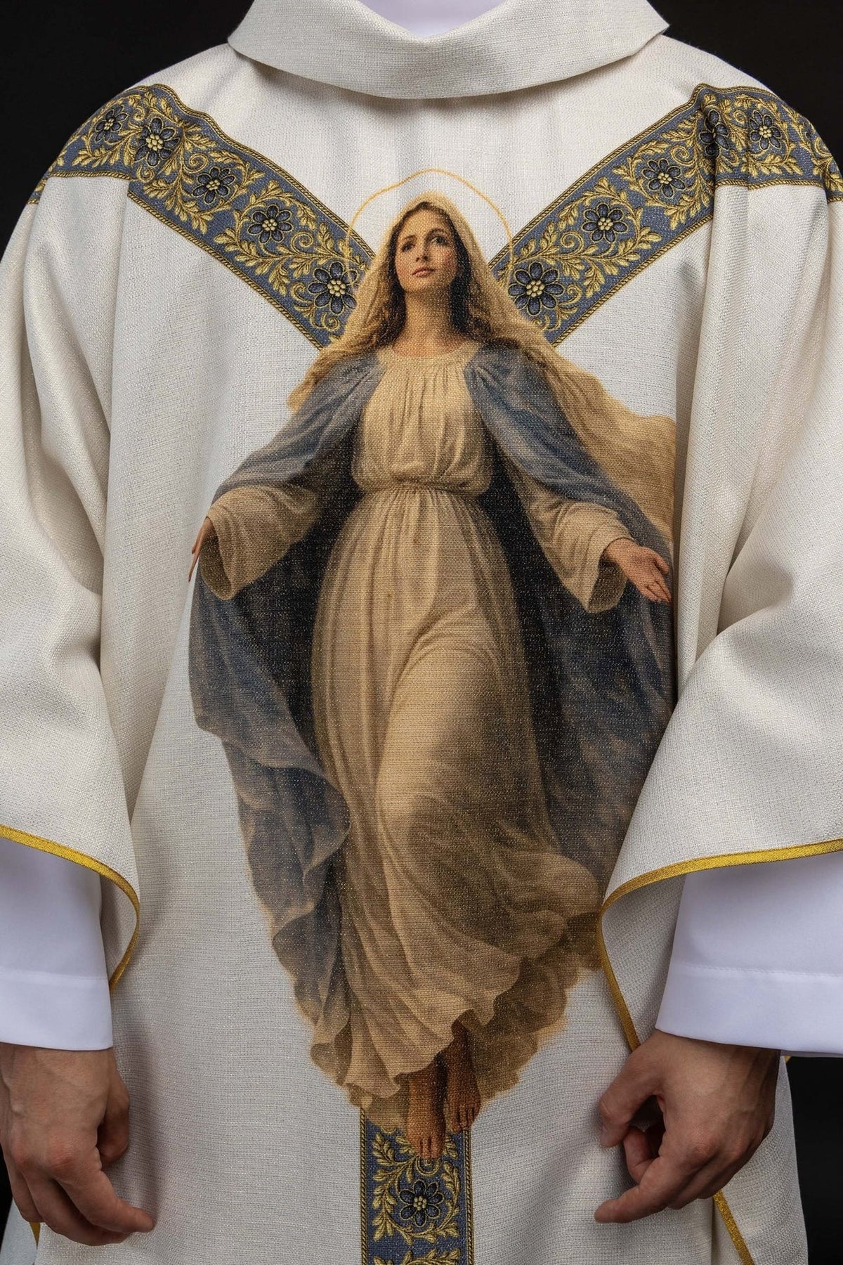 Casula mariana em close-up frontal, com imagem de Nossa Senhora e galão floral azul e dourado