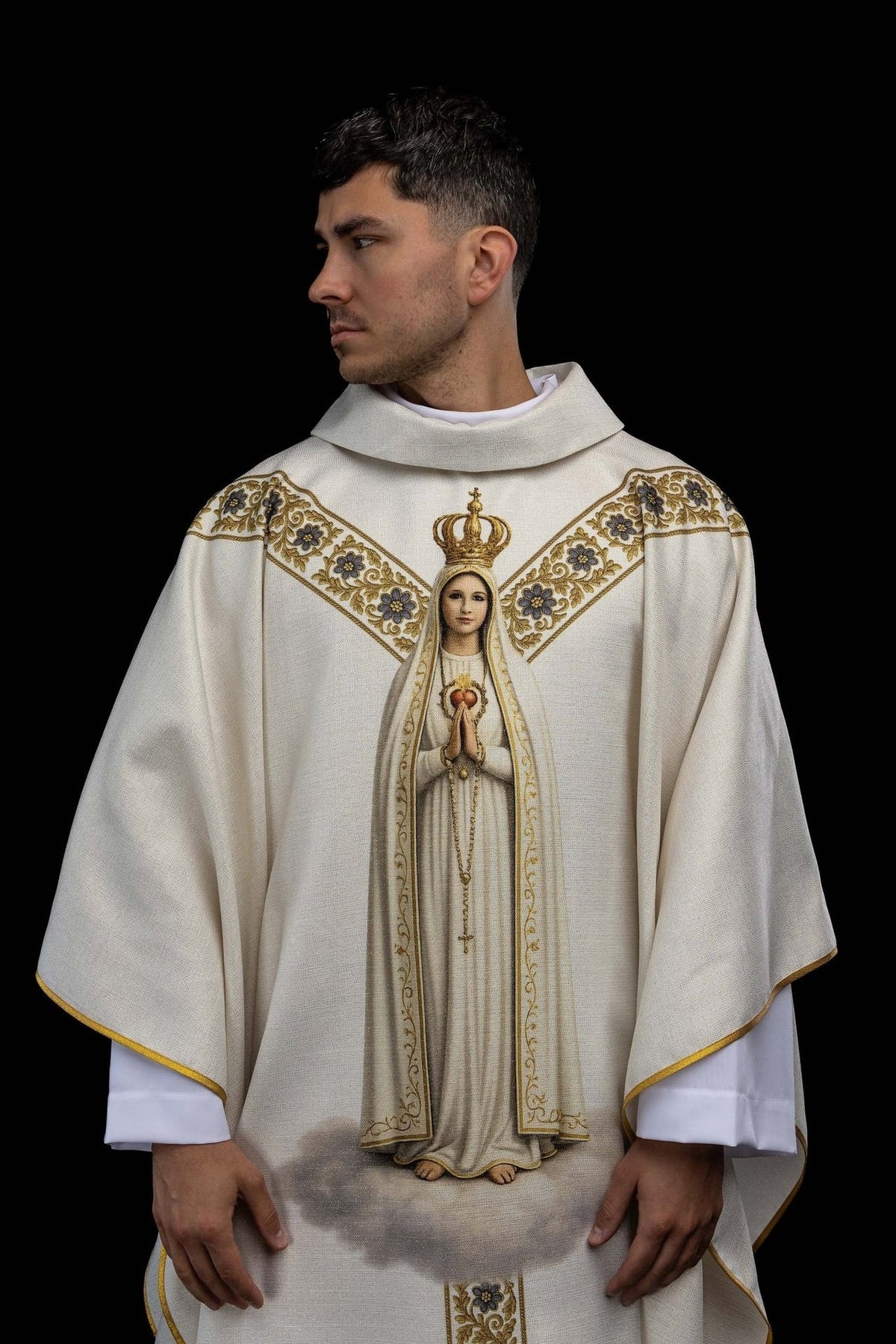 Casula estampada com a imagem de Nossa Senhora de Fátima, vista frontal, marfim ecru com detalhes dourados