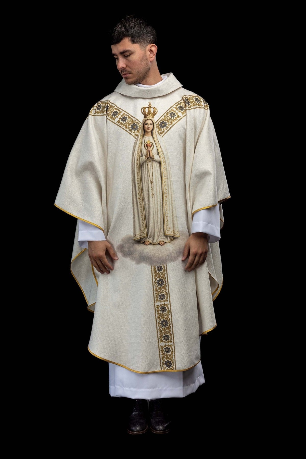 Casula estampada com a imagem de Nossa Senhora de Fátima, vista frontal, marfim ecru com detalhes dourados