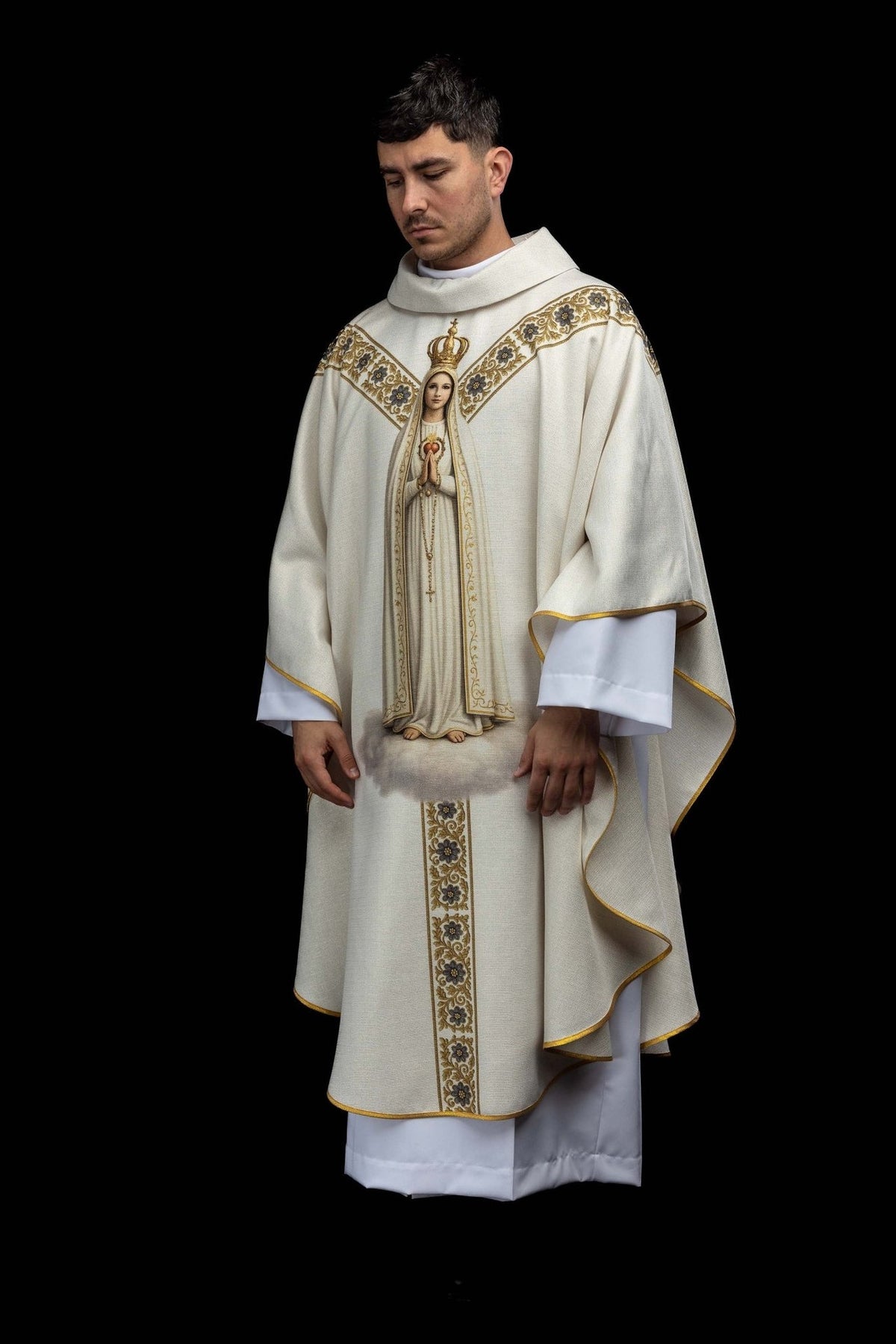 Casula marfim ecru com Nossa Senhora de Fátima, vista frontal em ângulo