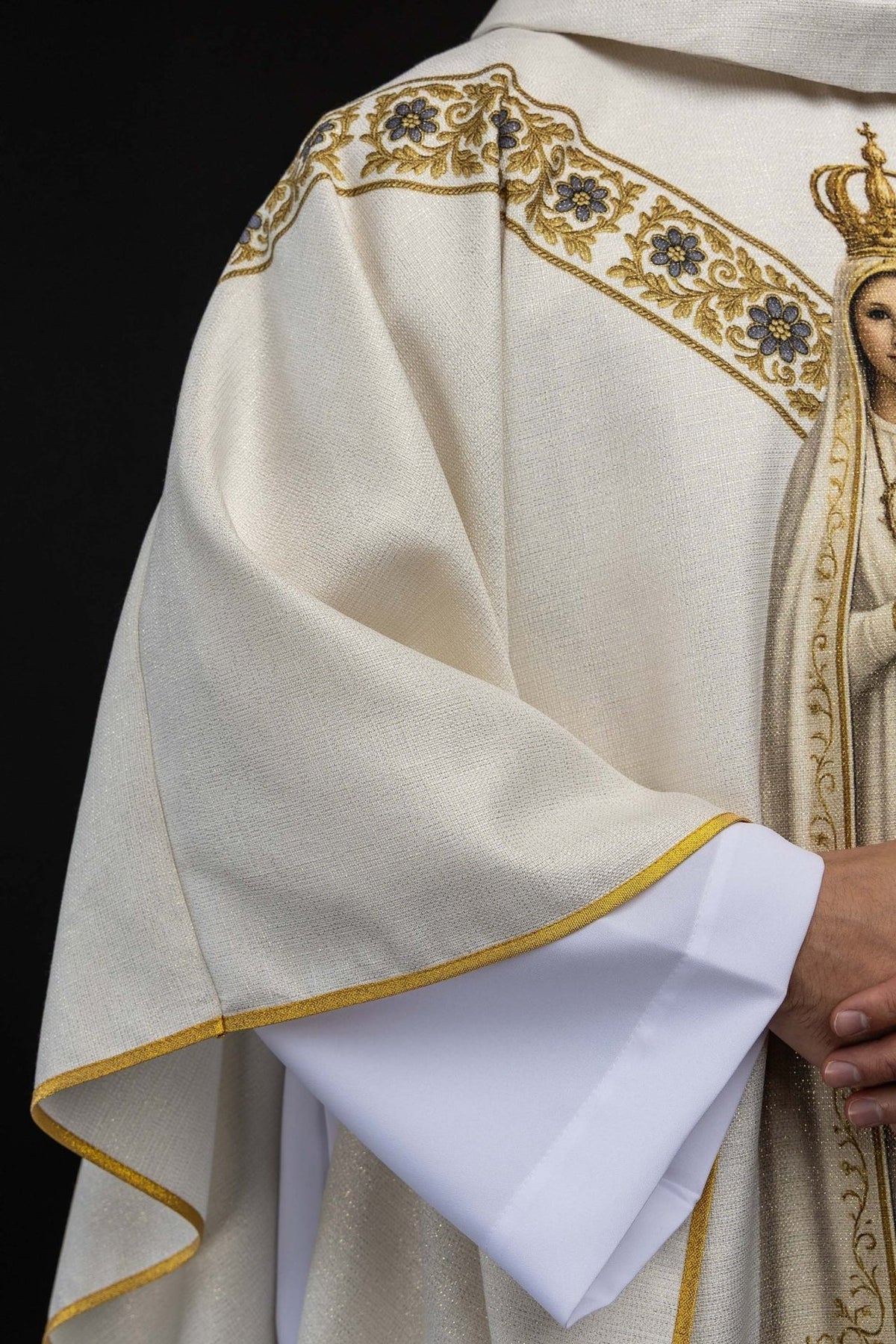 Casula com estampa de Nossa Senhora de Fátima e galão floral dourado no peito
