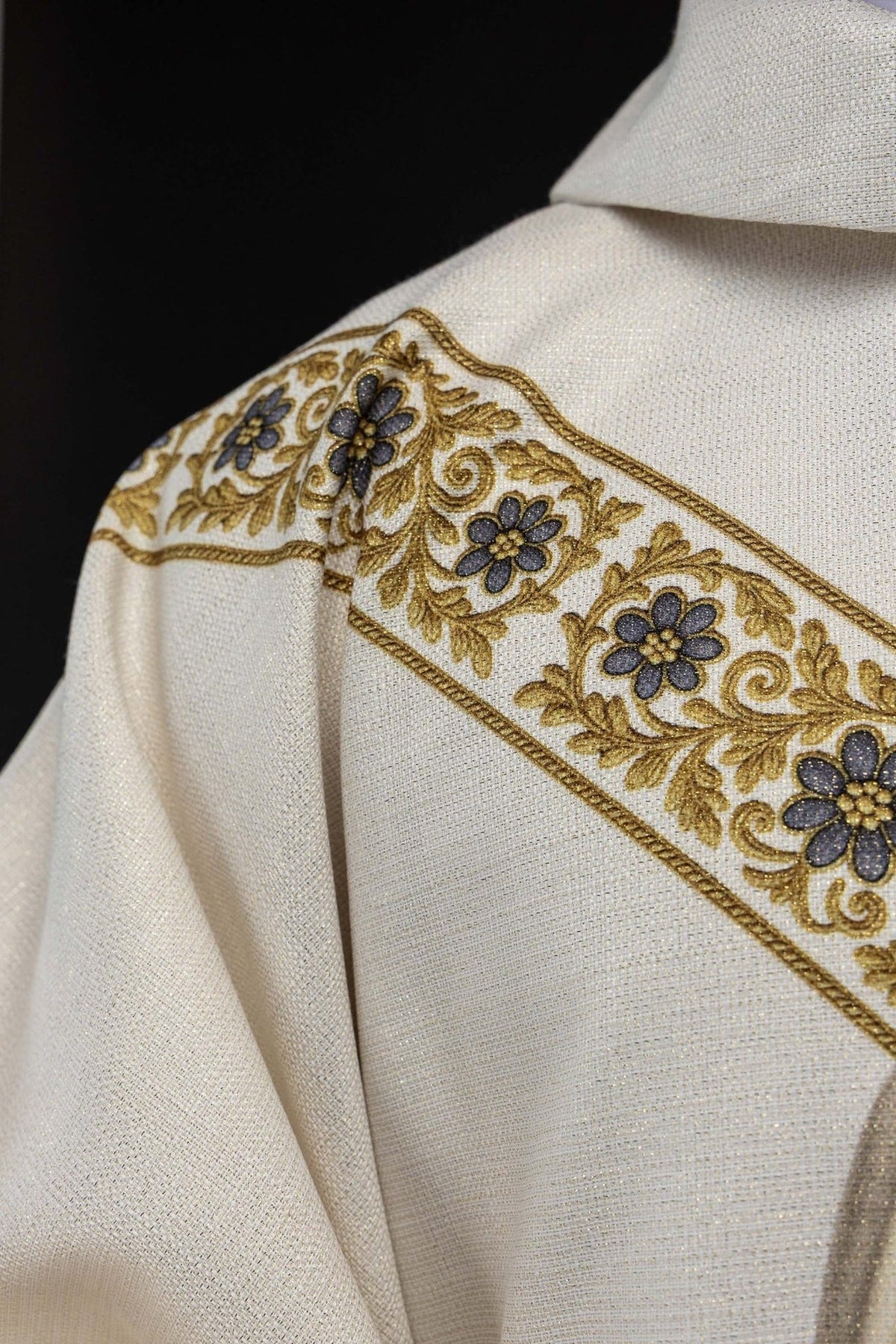 Casula marfim ecru, detalhe da manga ampla com viés dourado