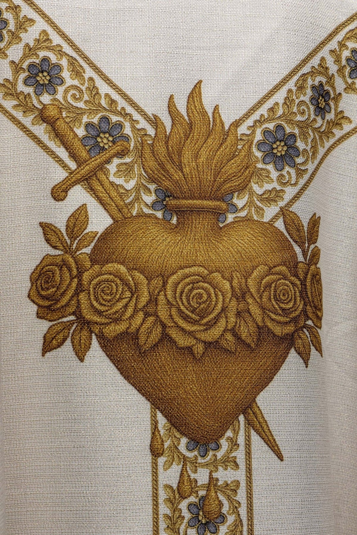 Casula vista traseira com Coração de Maria dourado e galão floral