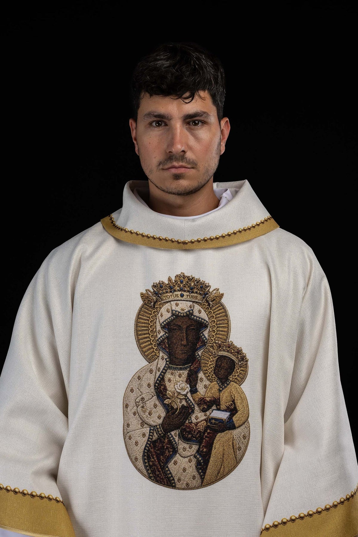 Casula estampada com a imagem de Nossa Senhora de Częstochowa, vista frontal em branco e dourado