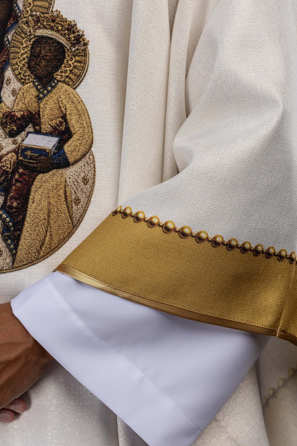 Casula de Nossa Senhora de Częstochowa com detalhe da manga branca e faixa dourada