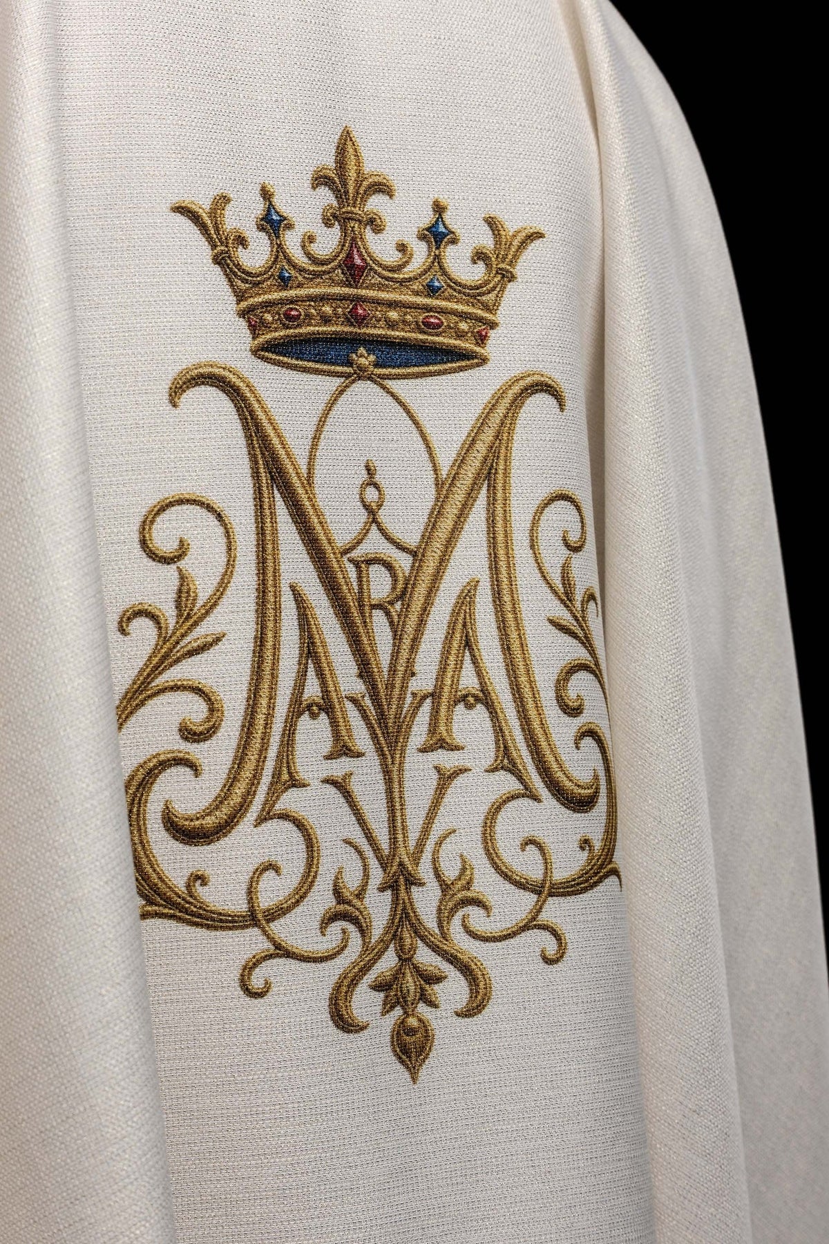 Casula de Nossa Senhora de Częstochowa com close-up do monograma mariano coroado