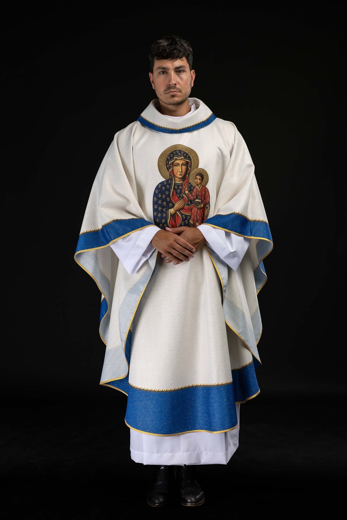 Casula de Nossa Senhora de Częstochowa, vista frontal completa com imagem mariana e detalhes azuis