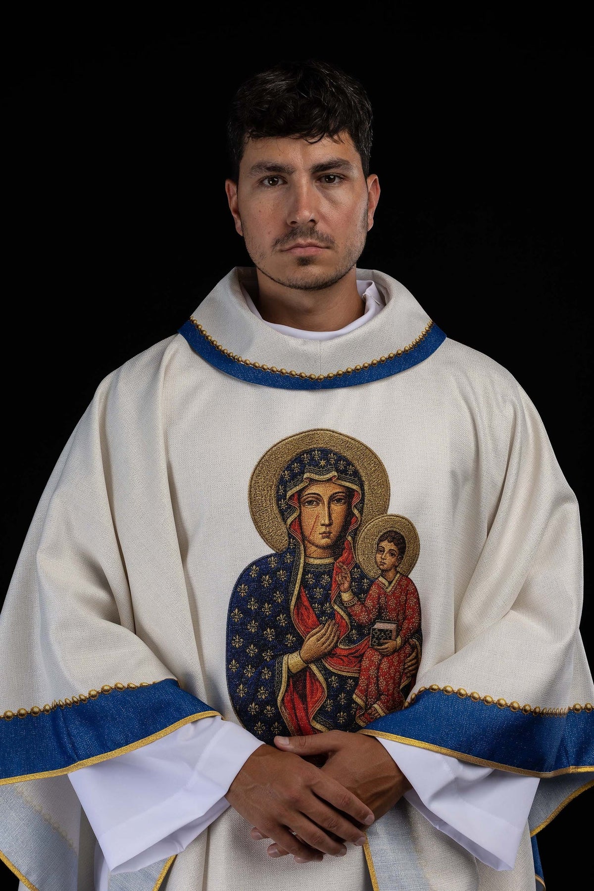 Casula mariana vista frontal aproximada, com imagem de Nossa Senhora e Menino Jesus