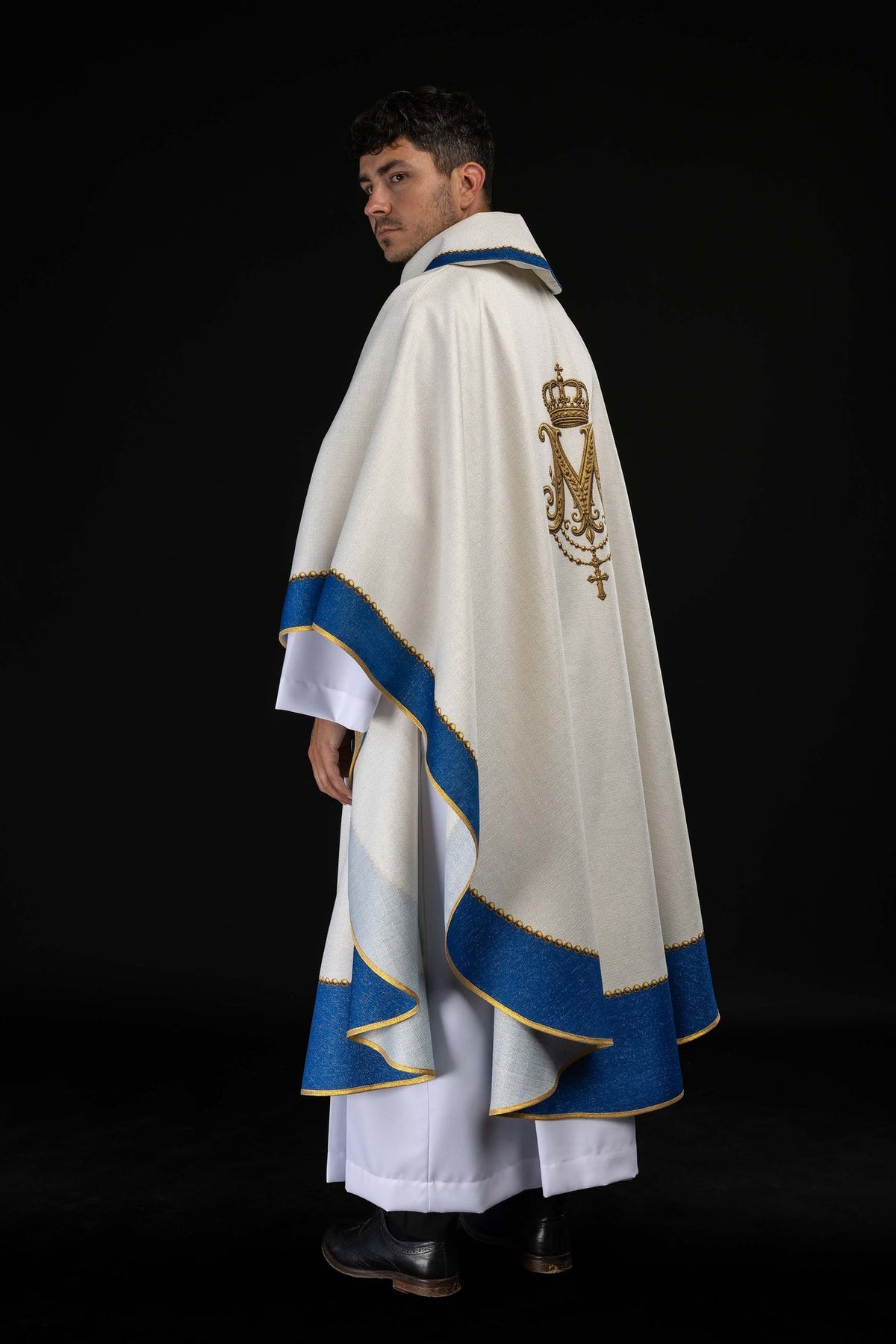 Casula mariana vista traseira, com monograma coroado de Nossa Senhora e cruz dourada