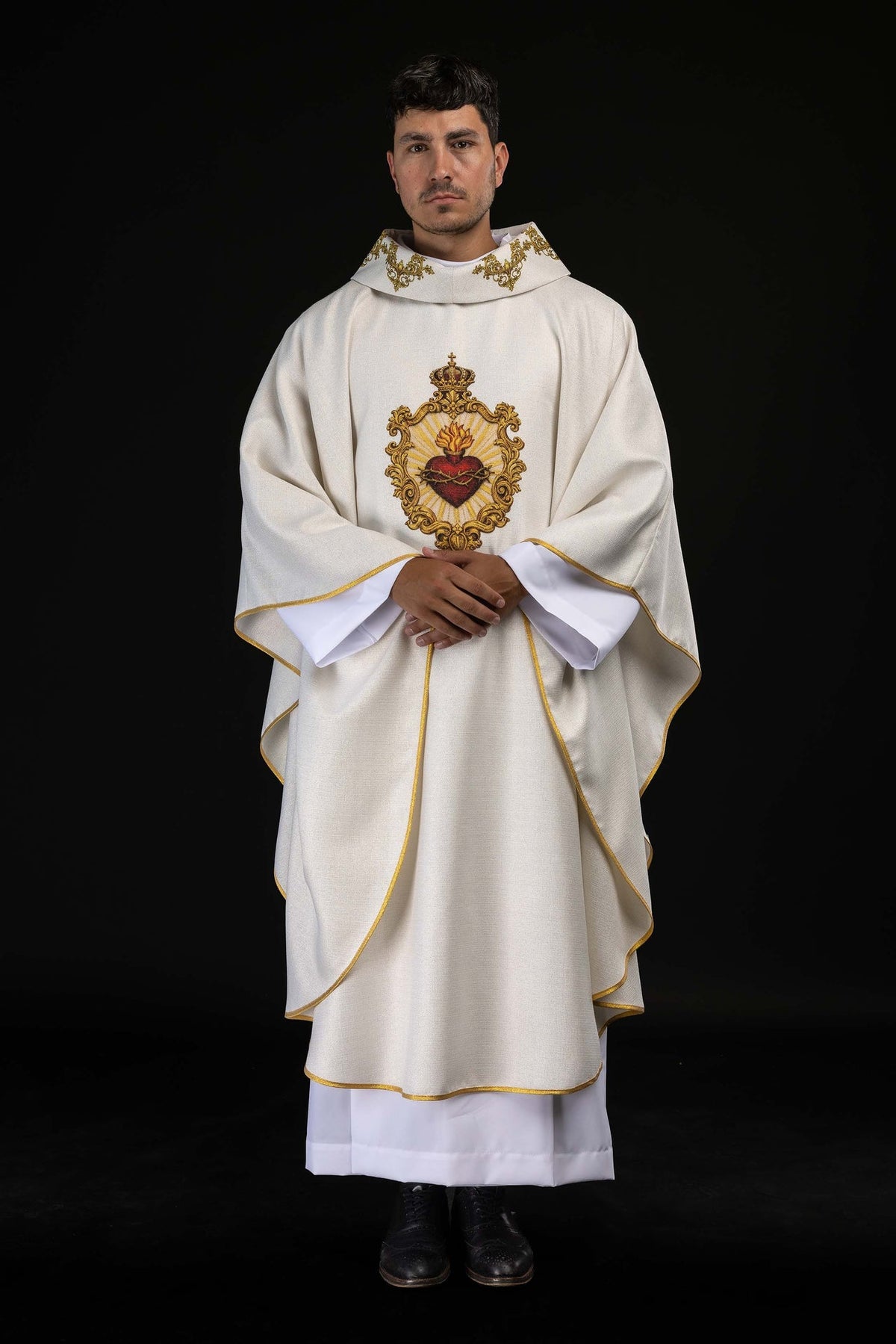 Casula marfim ecru vista frontal com Sagrado Coração de Jesus e viés dourado